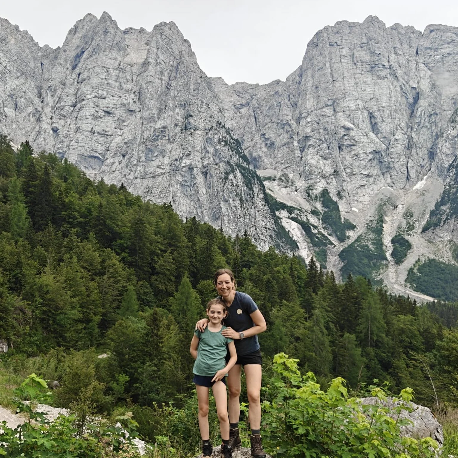 Vanuit Sloveni&euml; steken we de grens over naar Itali&euml;. En zo komen we in Friuli, een gebied vol met bergmeren om in te zwemmen en te suppen en om hoog de bergen in te trekken. #roadtripmetkinderen #friuli #wandelenmetkinderen #wildzwemmen