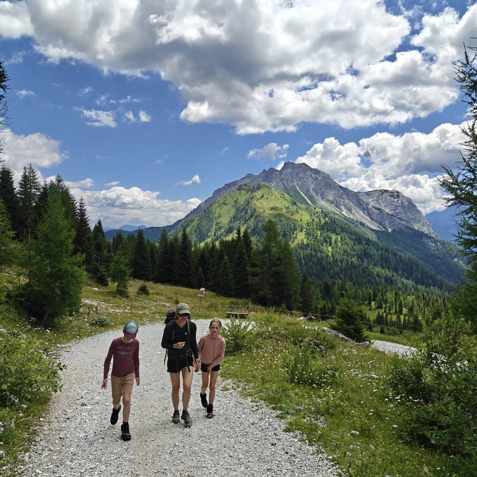 In het hart van Friuli klommen we naar passen en toppen. Allemaal veel hoogtemeters maar die zijn absoluut de moeite waard. Want wauw die uitzichten! #friuli #wandelenindebergen #wandelenmetkinderen #roadtripmetkinderen