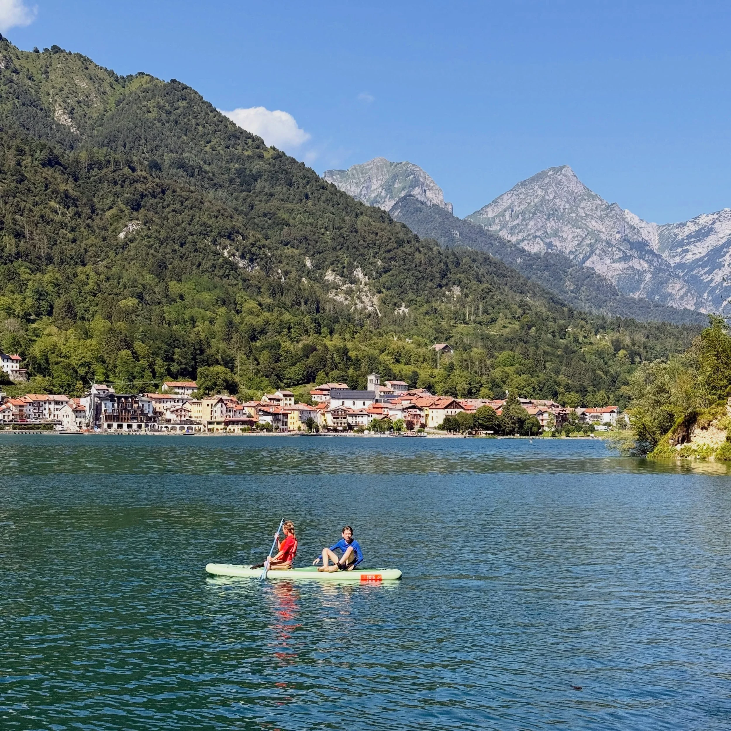 Ter afwisseling van al dat wandelen: zwemmen en suppen in de meren en (koude) rivieren hier! #wildzwemmen #kamperenmetkinderen #roadtripmetkinderen #friuli