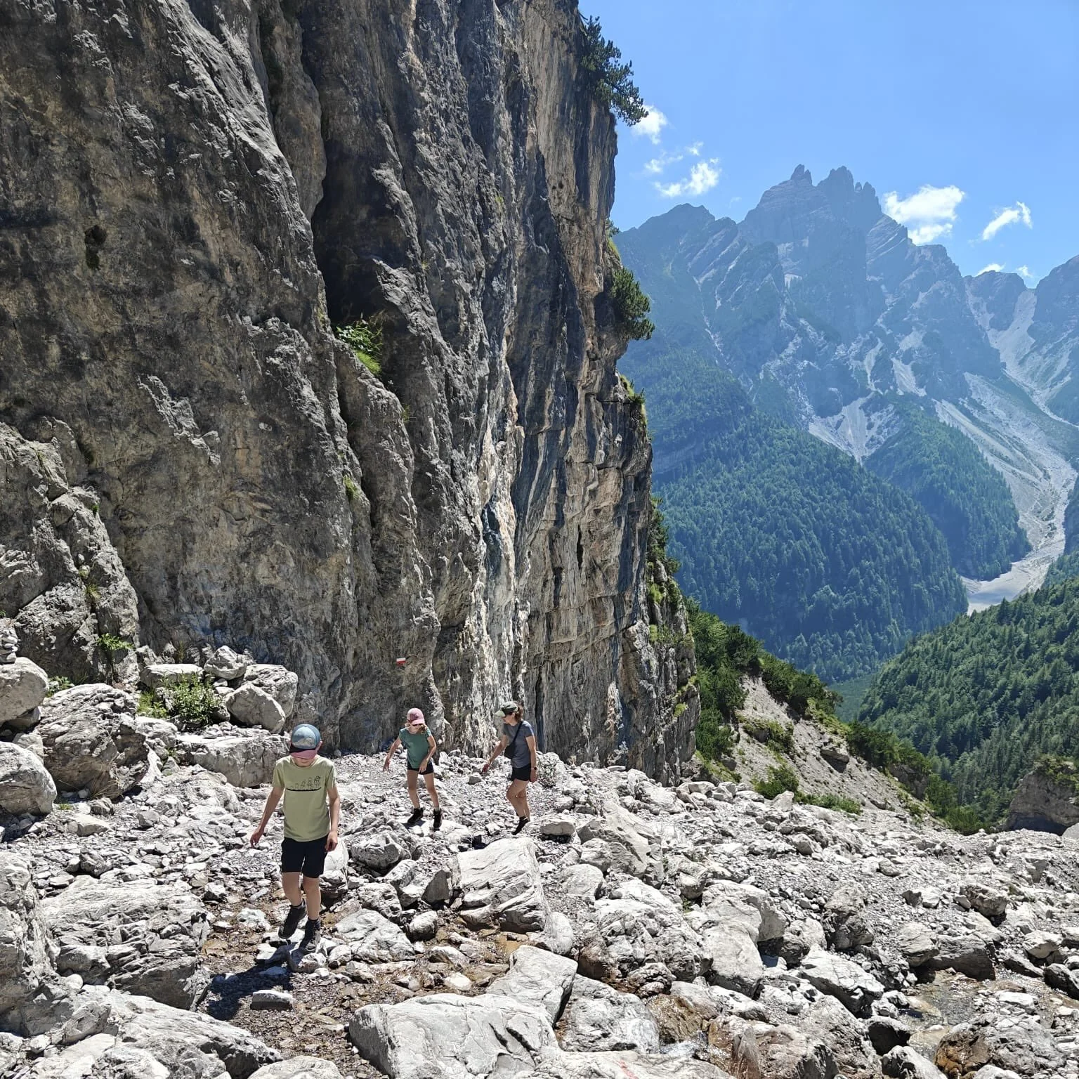 Niet al onze wandelingen gaan zomaar zonder moeite. In de Friulische Dolomieten deden we een wandeling met 1000 hoogtemeters, over ruige steenslag alleen maar naar omhoog en het was warm. Voor de kinderen was het te veel, een paar hoogtemeters voor d