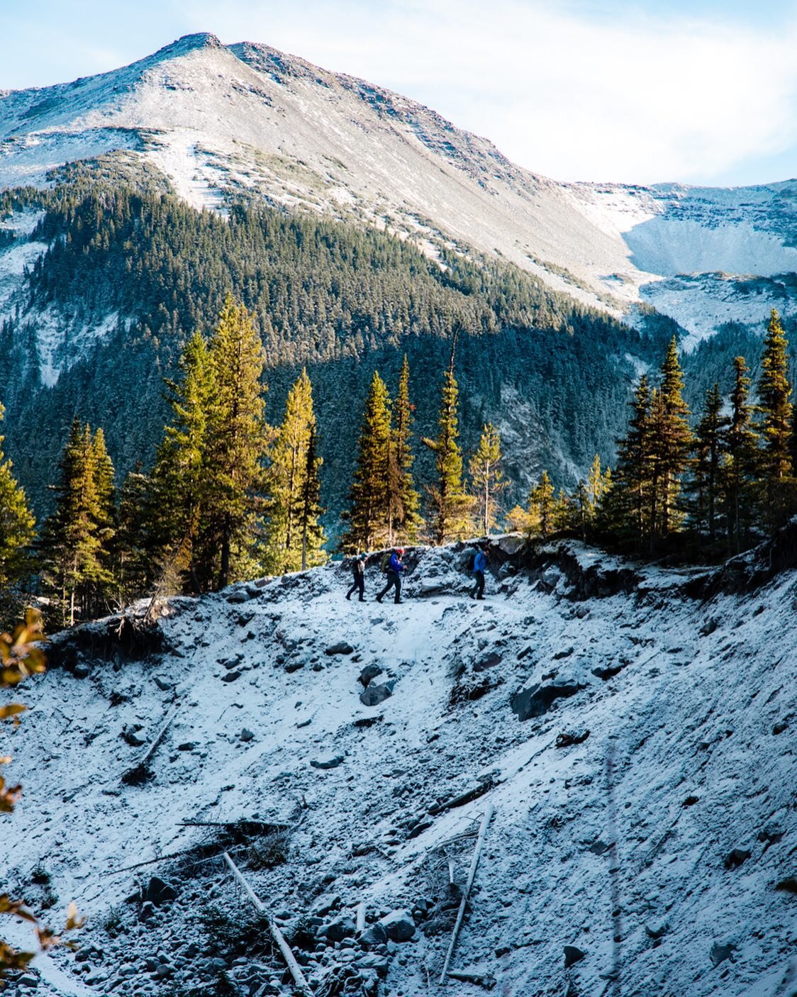 Can you spot the hikers? Pretty sure these guys just finished a day on the glacier. I&rsquo;d loveeeee to try that someday!