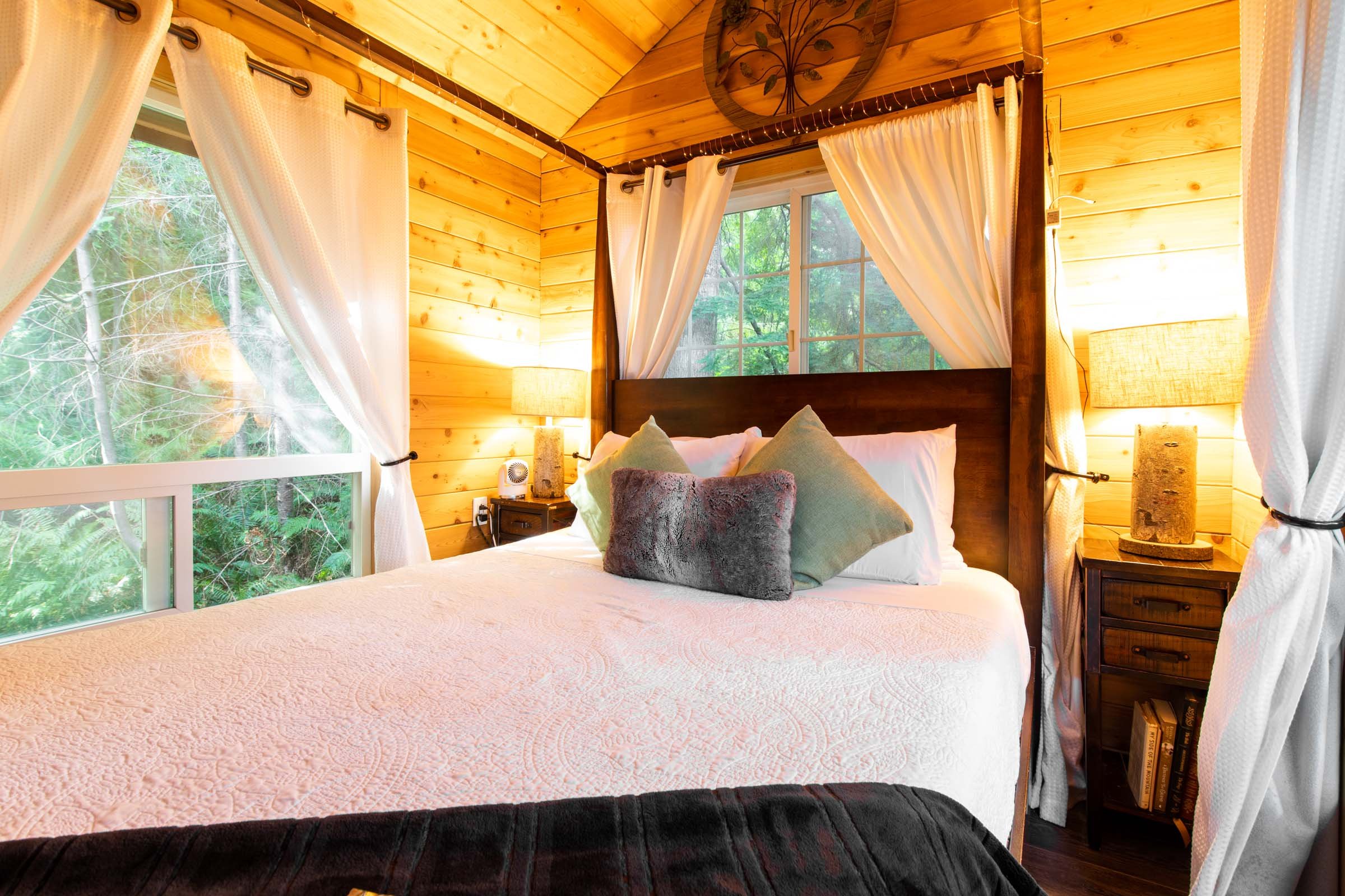 Cozy bed at the Sasquatch Cabin, Treehouse Place at Deer Ridge