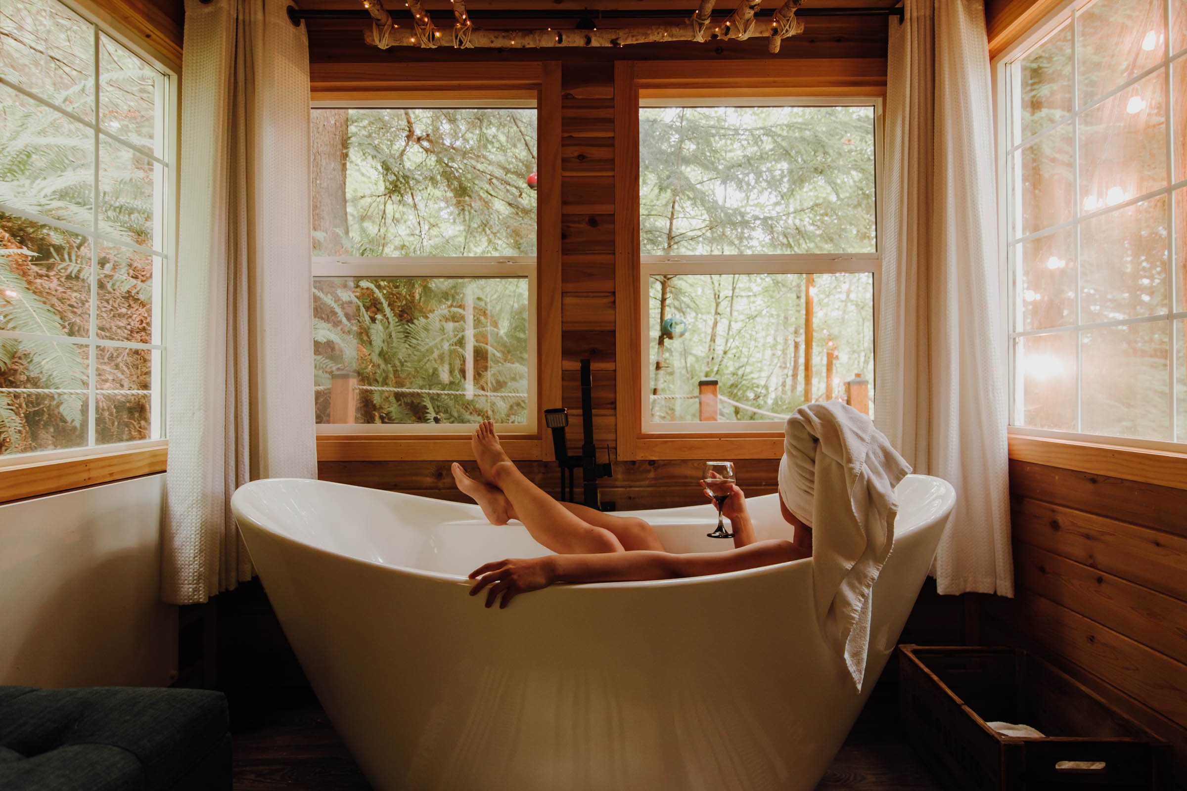 Soaking tub at the Sasquatch Cabin, Treehouse Place at Deer Ridge