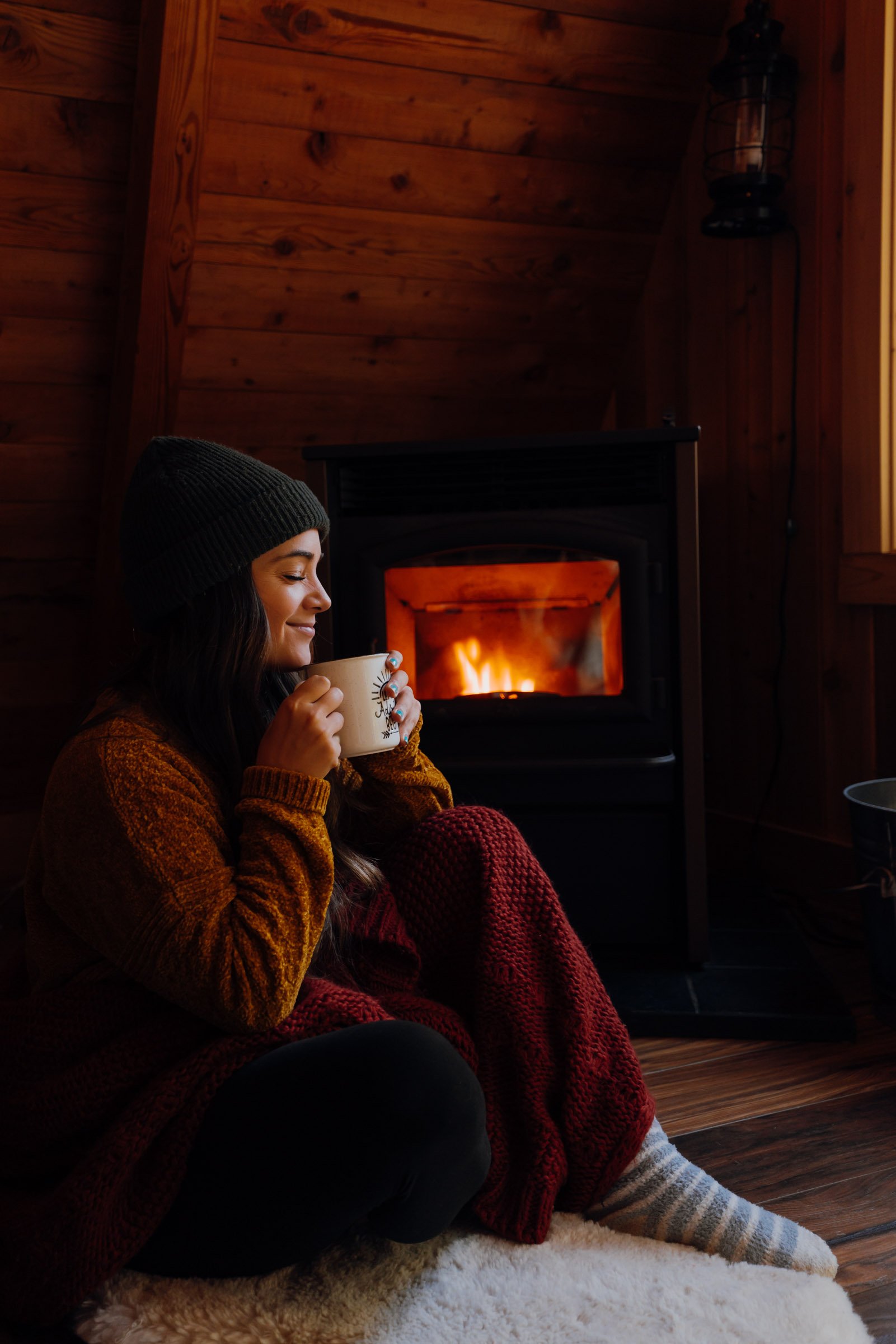 Cozy Fireplace at the Sunshine Retreat: Cabins in Washington State