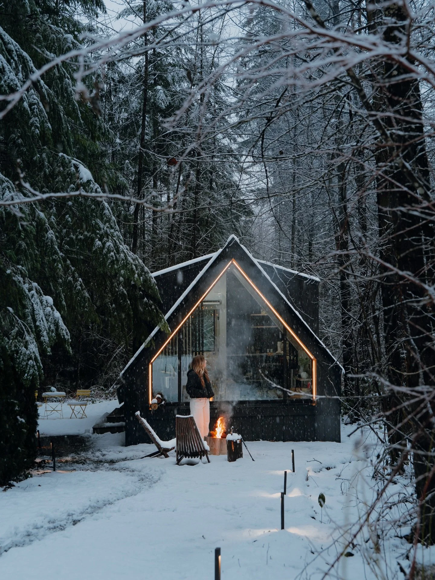 Something about a cabin in the snow, am I right 🥹 the forecast shows a light dusting next week and the snowboarder girly in me is AMPED! 

Who are you bringing to this apres ski getaway? ❄️

📍Ember Hollow | @stay.in.nest 

#washington #str #airbnb 