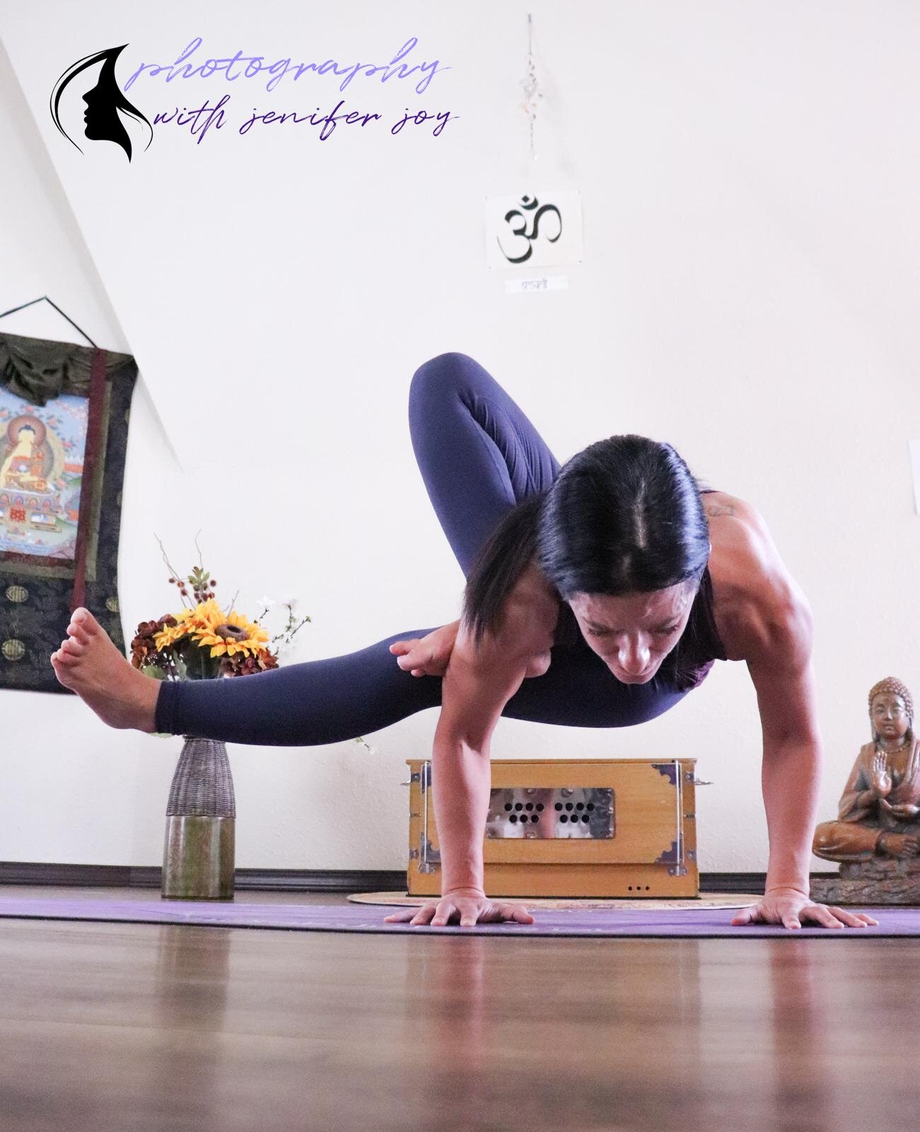 Parsva Bhuja Dandasana Vinyasa - Grasshopper Pose •Benefits ✓Strengthens  wrists, arms, shoulders and abdominal muscles. ✓Opens the hips… | Instagram