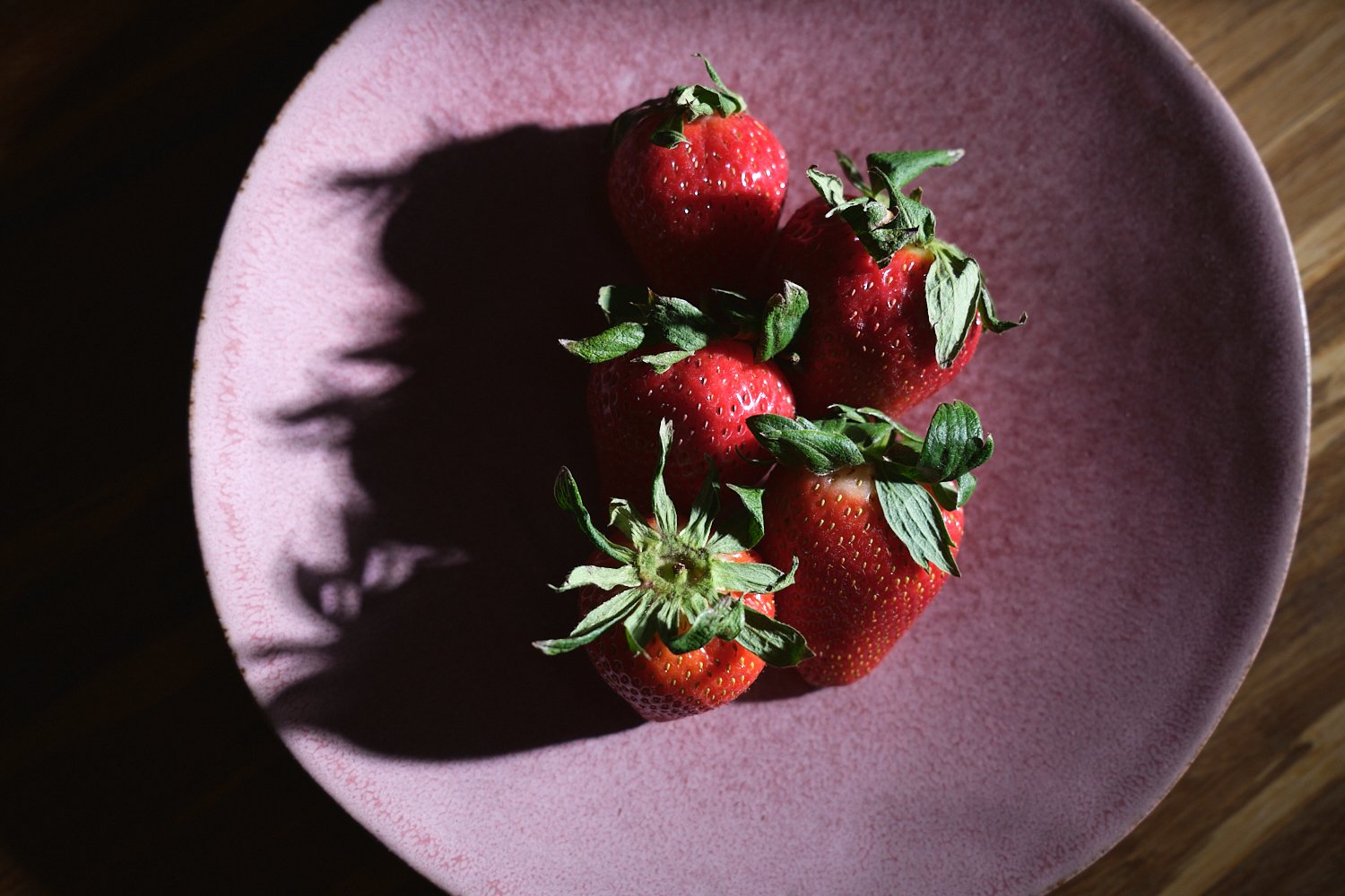Food photography setup with one light, creating cool shadows