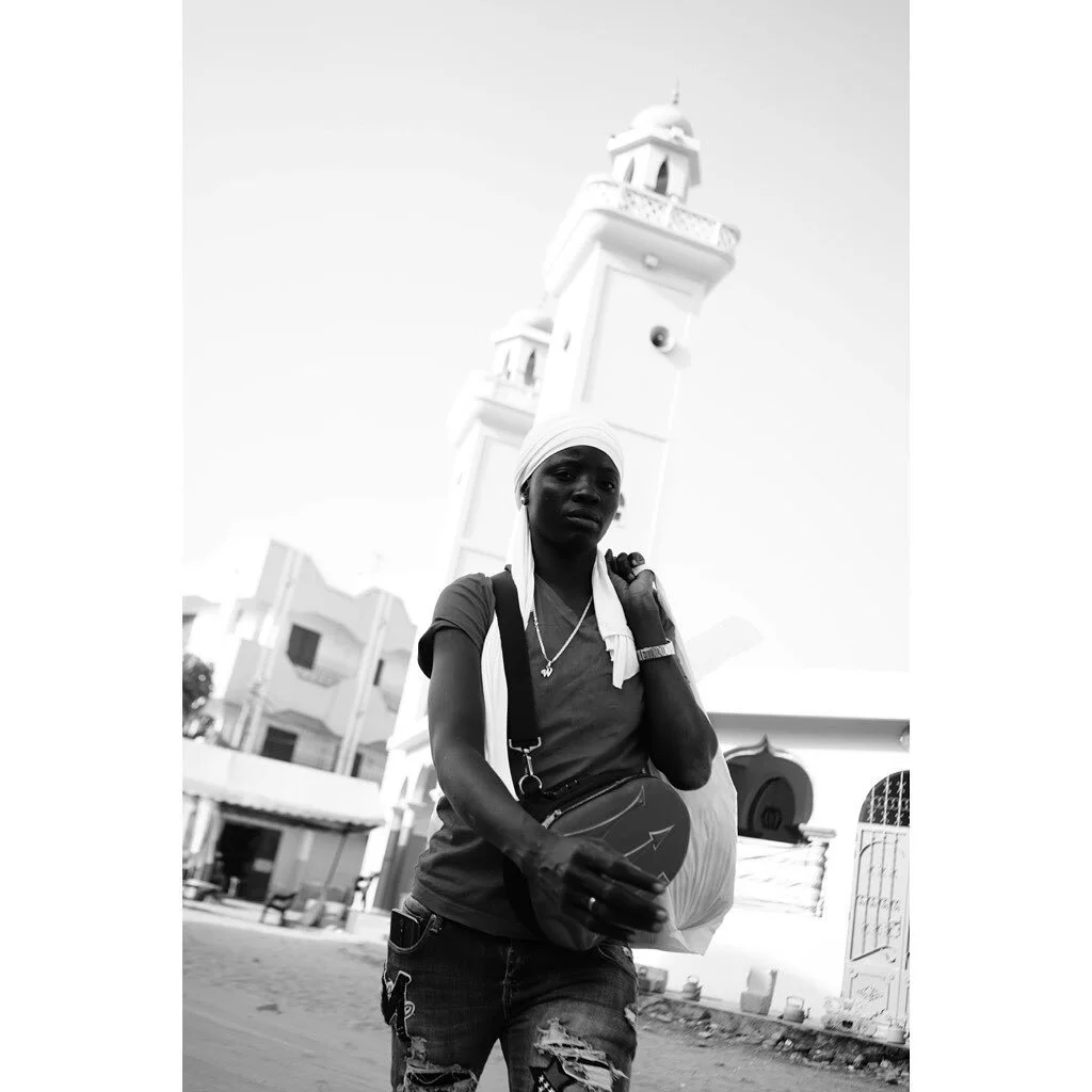 A walk to the beach.
Dakar, 2021

&gt; Check my work on www.emmanuelallara.com
If you like it, you can support my photography work by sharing, or buying prints 😊
-

#streetphotographyinternational #streetphotographyinternational_bw @magnumphotos #wo