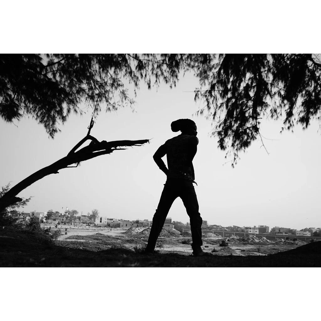 A walk to the beach.
Dakar, 2021

&gt; Check my work on www.emmanuelallara.com
If you like it, you can support my photography work by sharing, or buying prints 😊
-

#streetphotographyinternational #streetphotographyinternational_bw @magnumphotos #wo