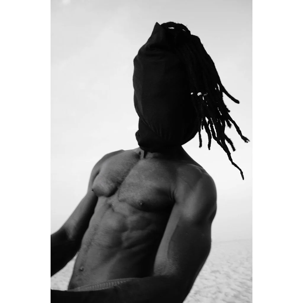 Gens sans t&ecirc;te. Assane.
Dakar, 2021

&gt; Check my work on www.emmanuelallara.com
If you like it, you can support my photography work by sharing, or buying prints 😊
-

#streetphotographyinternational #streetphotographyinternational_bw @magnump