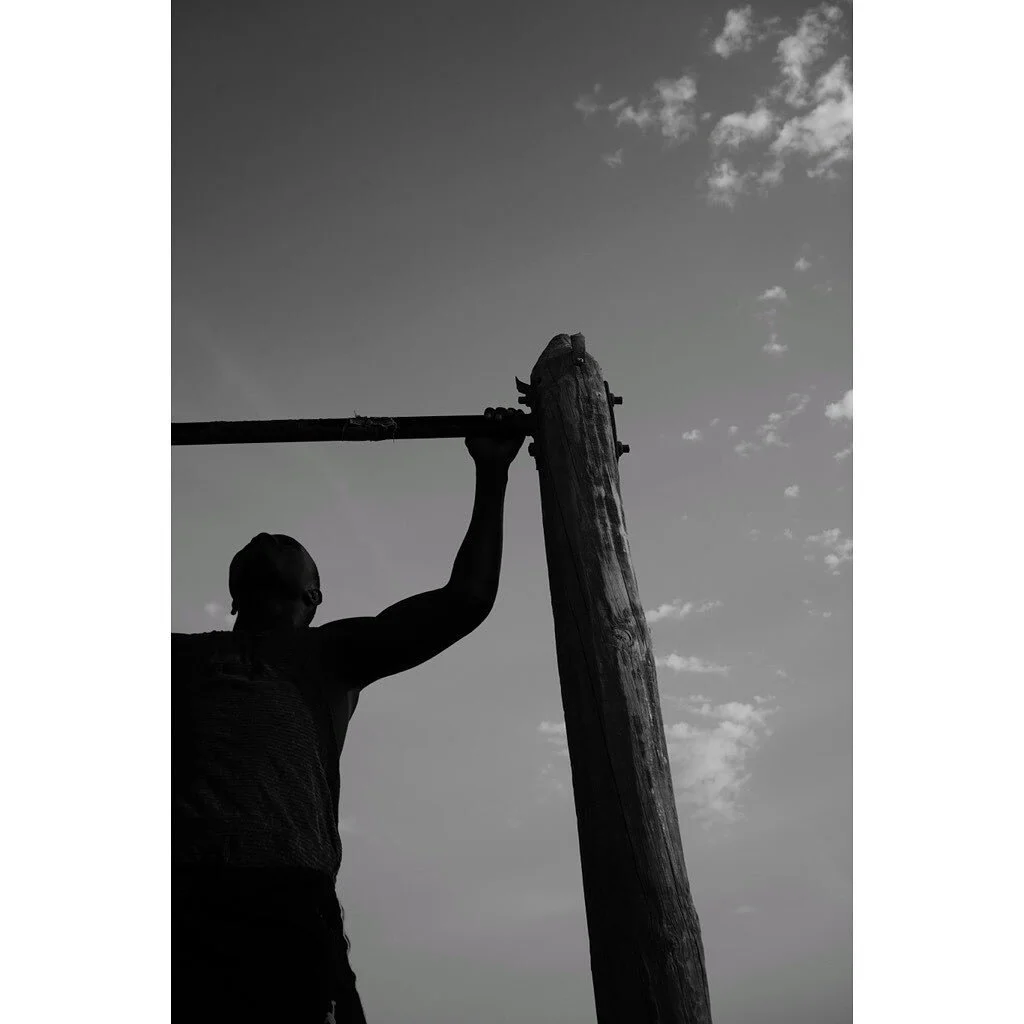 A walk to the beach.
Dakar, 2021

&gt; Check my work on www.emmanuelallara.com
If you like it, you can support my photography work by sharing, or buying prints 😊
-

#streetphotographyinternational #streetphotographyinternational_bw @magnumphotos #wo