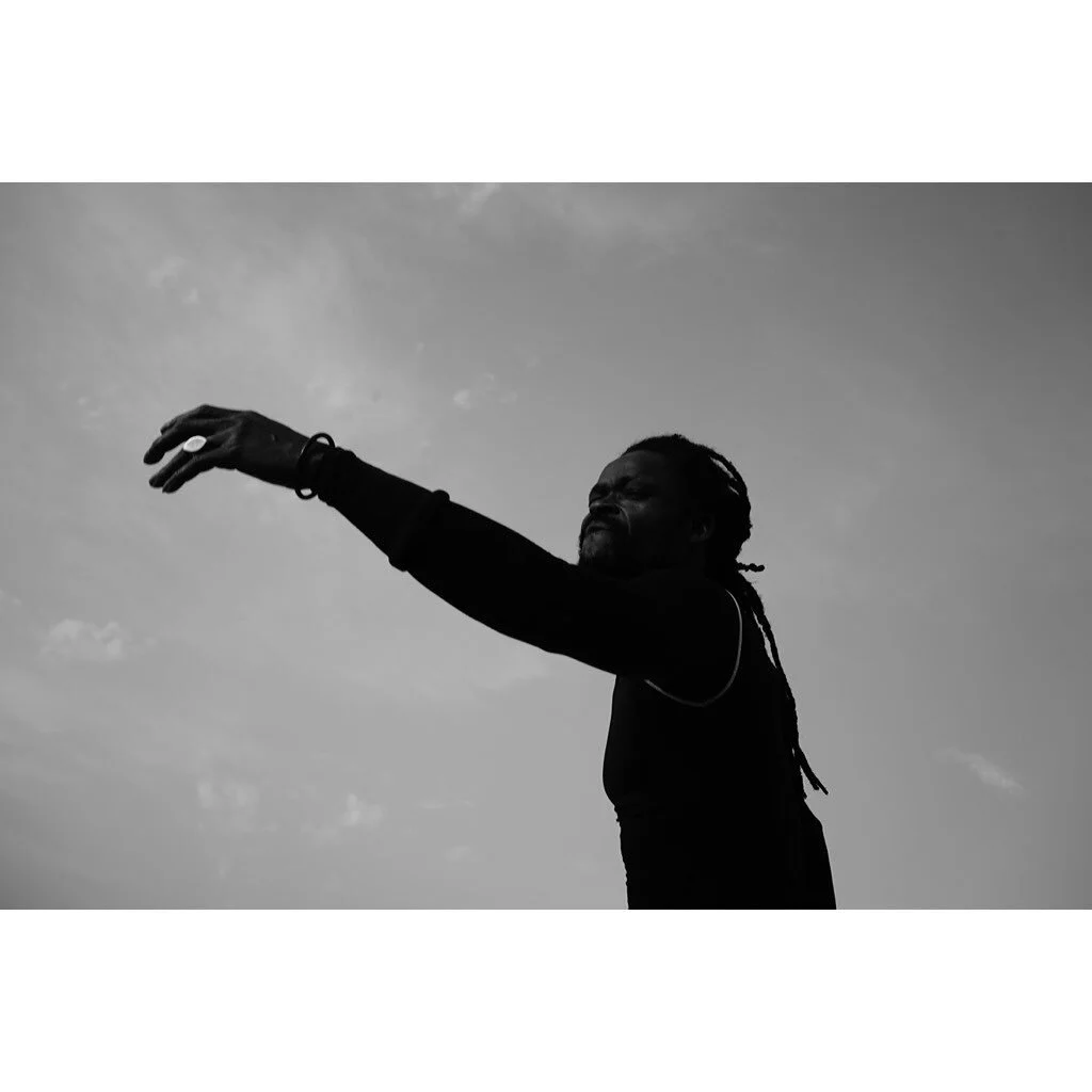 Gens sans t&ecirc;te. Assane.
Dakar, 2021

&gt; Check my work on www.emmanuelallara.com
If you like it, you can support my photography work by sharing, or buying prints 😊
-

#streetphotographyinternational #streetphotographyinternational_bw @magnump