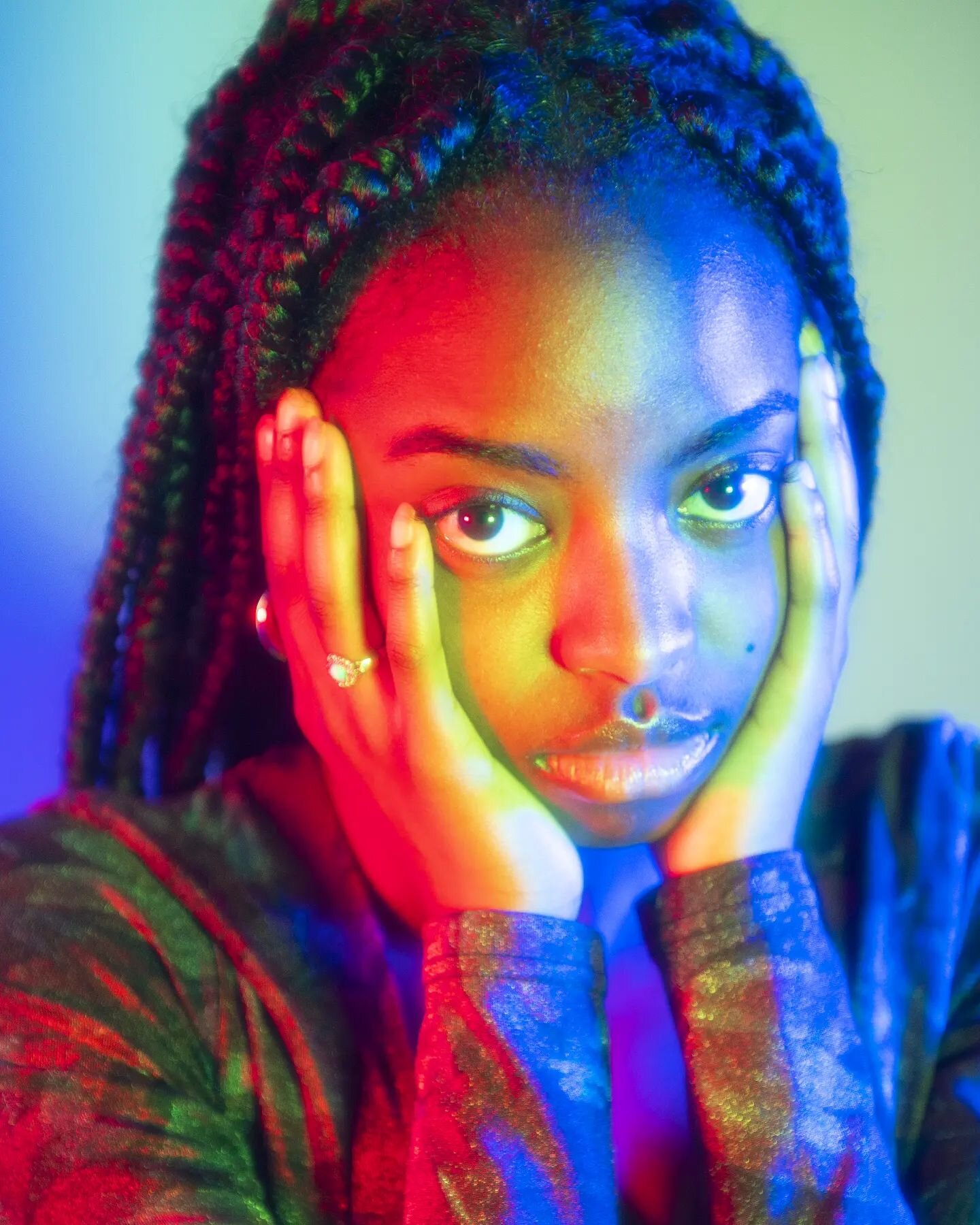 🌈At Rest🌈
Here's a shot of @visionsovrdreams
From a shoot we did back in June using my favourite rainbow lighting set up. I used the dream fx filter from @prismlensfx to create this dreamy, film like vibe.
.
.
#prismlens #prismlensFX #prismportrait