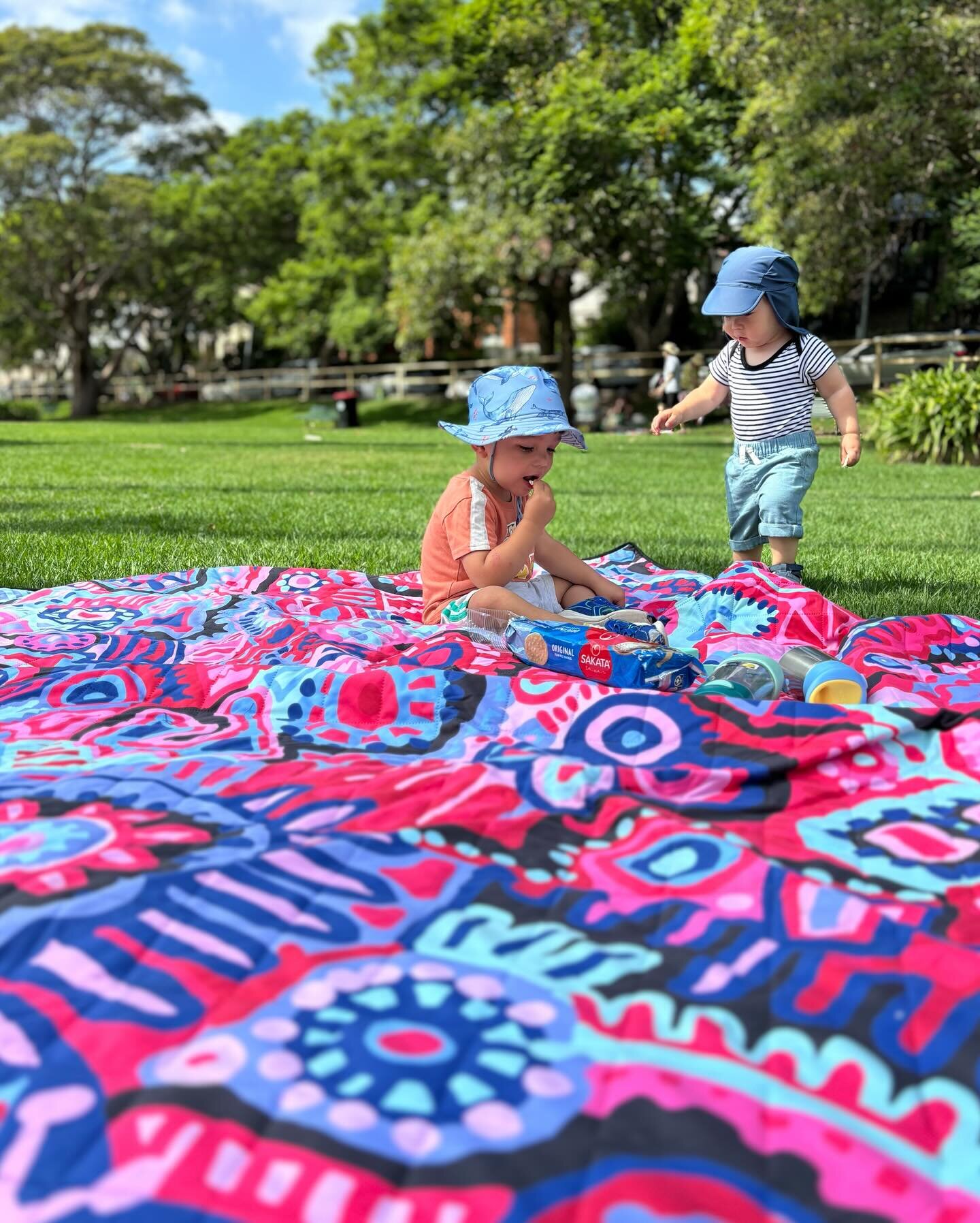 Featuring artwork &lsquo;Mpampaintji Pintjamu (Morning Light)&rsquo; by @arkiethelabel, we&rsquo;ve brought out this well loved retired mat design for a lovely island of pink and blue during snack time 🩷🩵 

Sister design to our &lsquo;Manamana (Sky