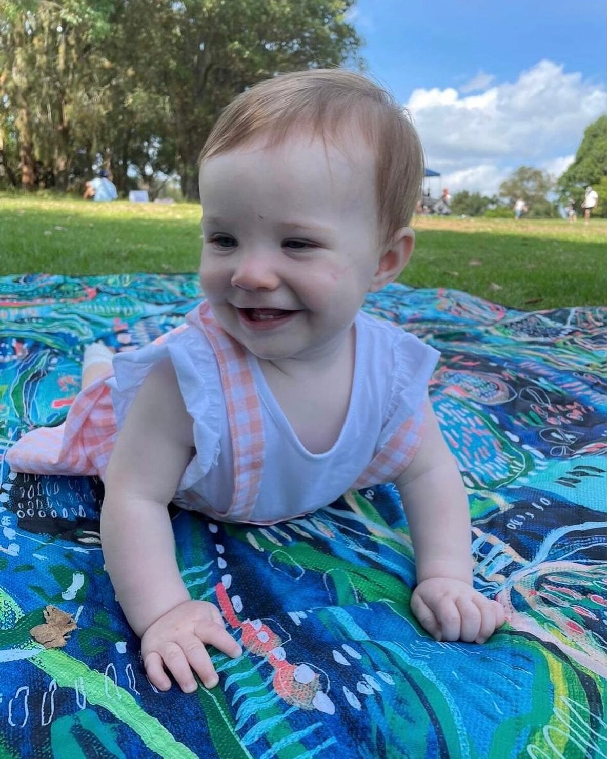 A little ray of sunshine 😍🌞 

One of our smallest (and happiest) customers, Lucy, enjoying some play time on her Tropicana Crush mat by @carleybourne 

Happy weekend! 🩵💚💙 

#tummytimemat #playmat #ecomat #picnicmat #picnics #picnicstyle #picnicb