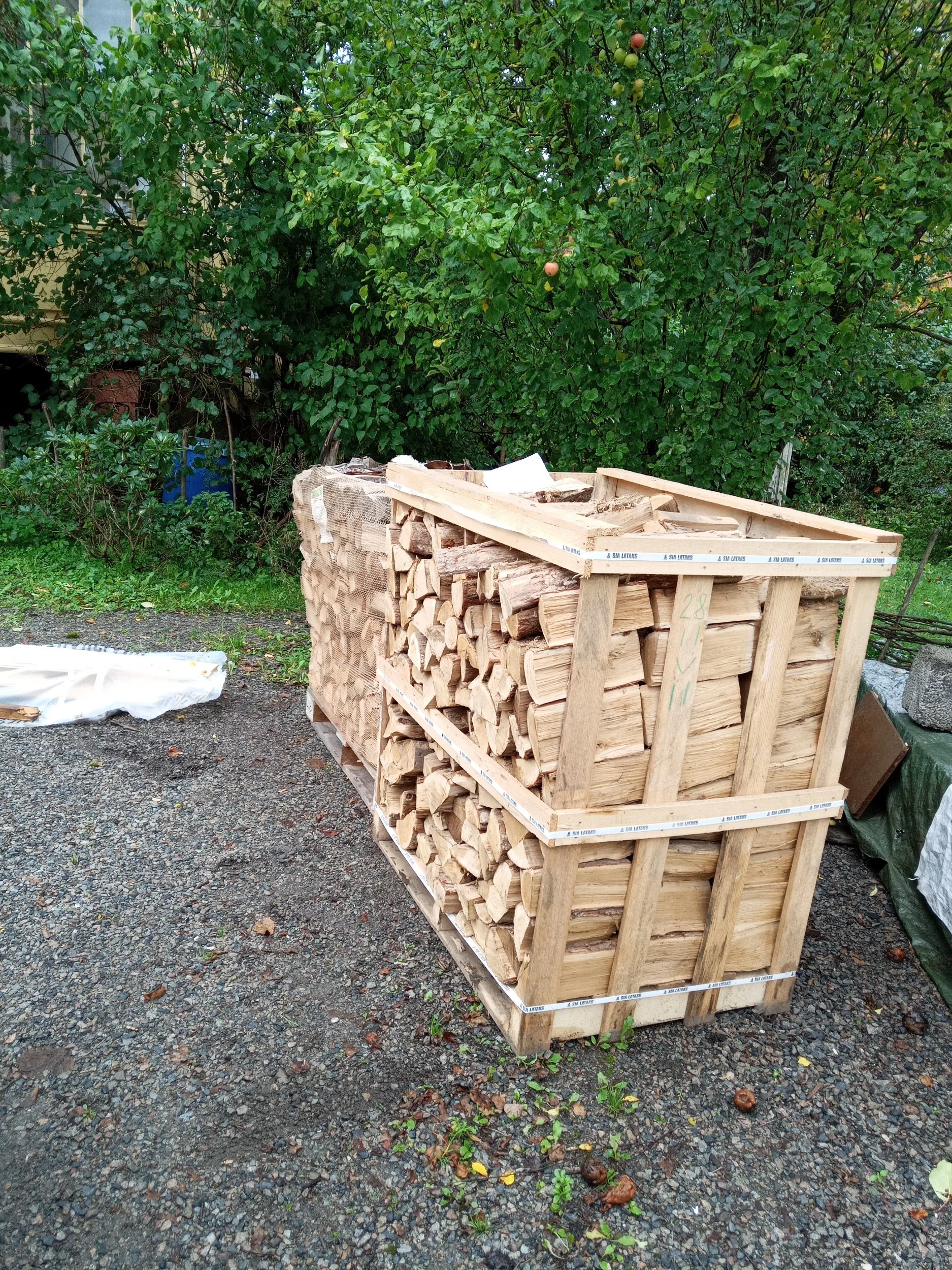 Stabllet 1000 l.ved i en kasse