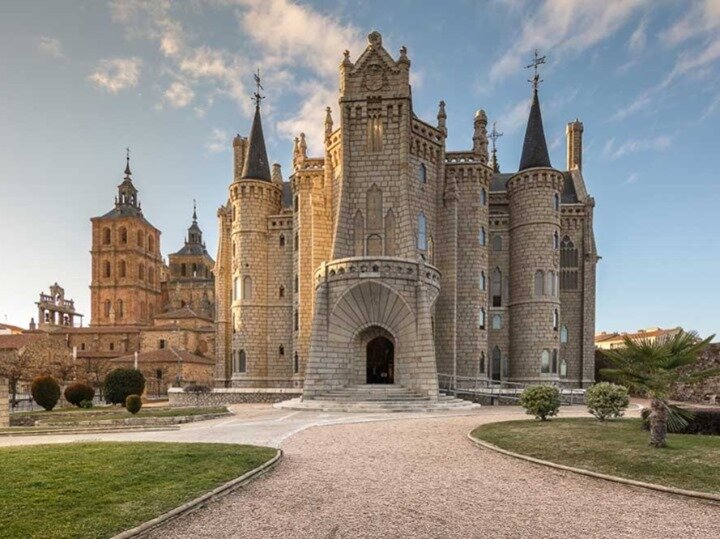 Palatset i Astorga, en av alla vackra byggnader under vandringsresan Pilmgrimsv&auml;gen.