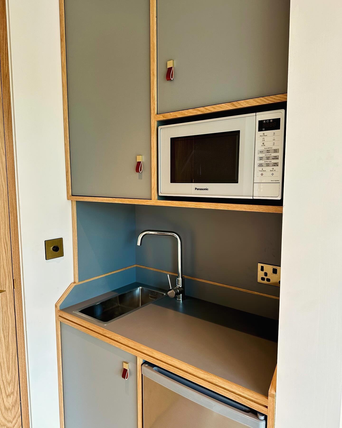 A matching kitchenette for the home office. Such a nice way to make working from home that bit better. #homeoffice #workingfromhome #bespokefurniture #customfurniture #customfurnituredesign #cabinetry @finsauk