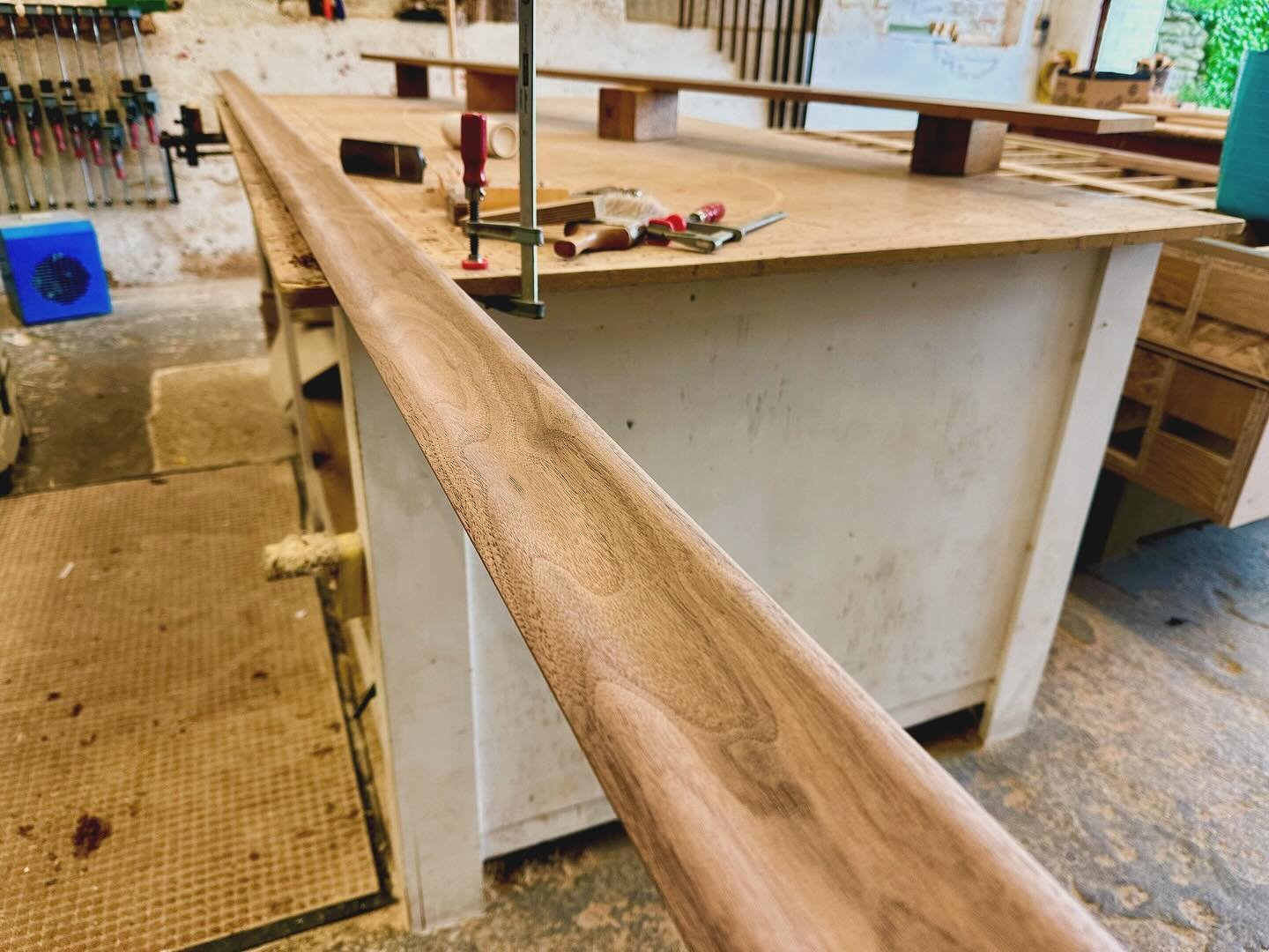 Finishing off this 4.5M solid walnut hand rail for an upcoming project. #walnut #pannelling #bespokeinteriors #bespokeinteriordesign