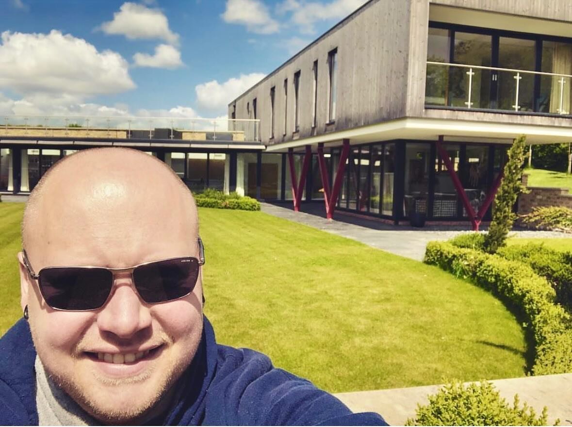 I hope everyone is getting to enjoy this sun. We are so lucky to have so many incredible properties right here in Milton Keynes. #bespokeinteriors #miltonkeynes