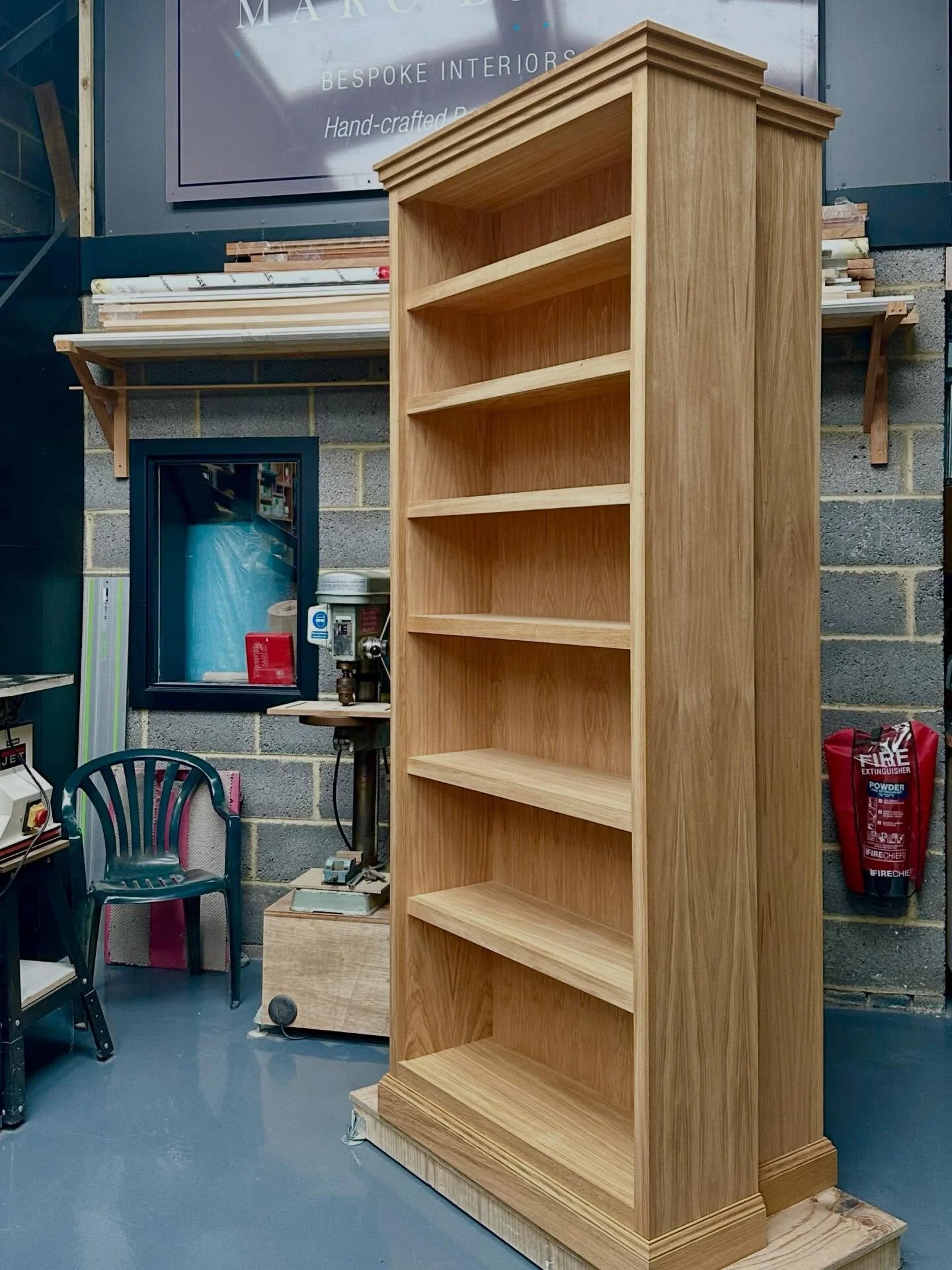 Still absolutely love these bookcases. Clean and simple but still full of life. What do you all think???#bespokedesign #bespokeinteriors