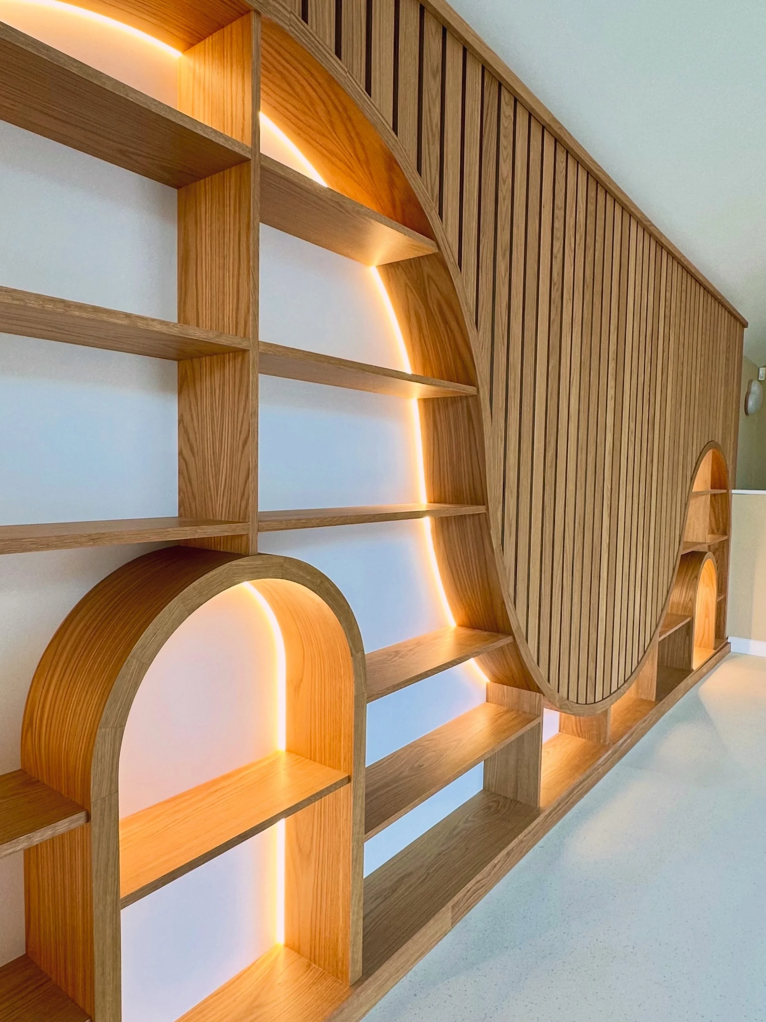 Smooth flowing organic lines🍃
The transformation of this room has been incredible. The power of a perfect feature wall. Hand crafted for our clients @acrewood.woolstone 

#interiorinspo #bespokeinteriors #featurewall #luxurylifestyle