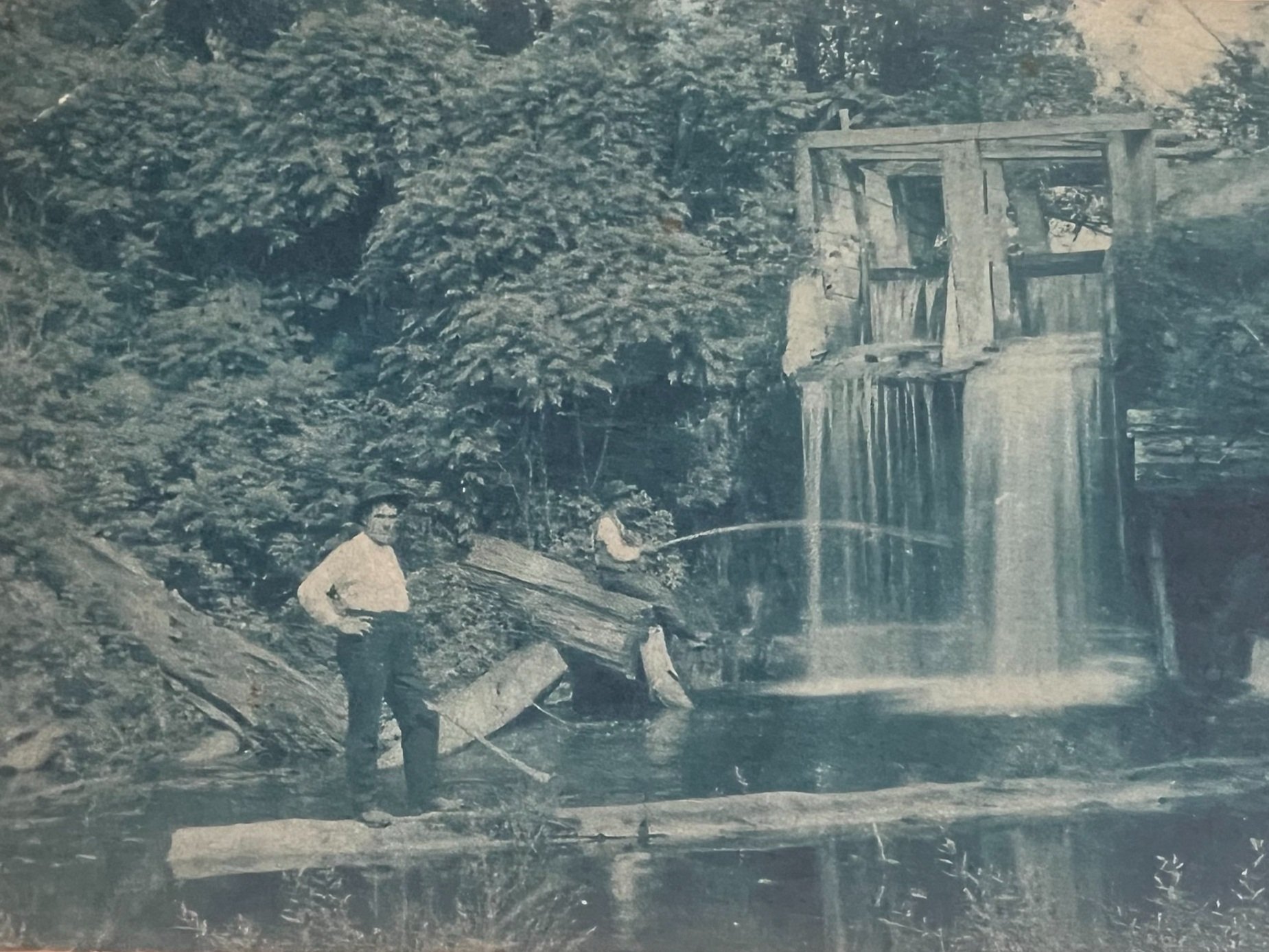 In 1932, Mason Creek was damned and 2 hydroelectric generators were installed to supply electricity for all the cottages.