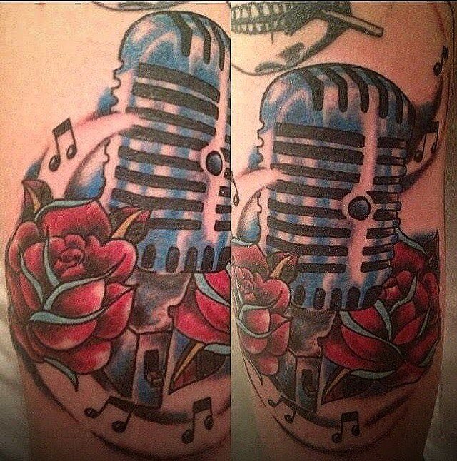 Mic n roses!
Dm ekker 46770800 for spm&aring;l/booking

#bl&aelig;kkkcompagniet #traditional #tradtattoo #traditional_tattoo #boldwillhold #tattoosleeve #inked #sleeve #tattoo #tattoos #tatuajes #tat #ink #inked #inklovers #inkaddict #tattooart #tatt