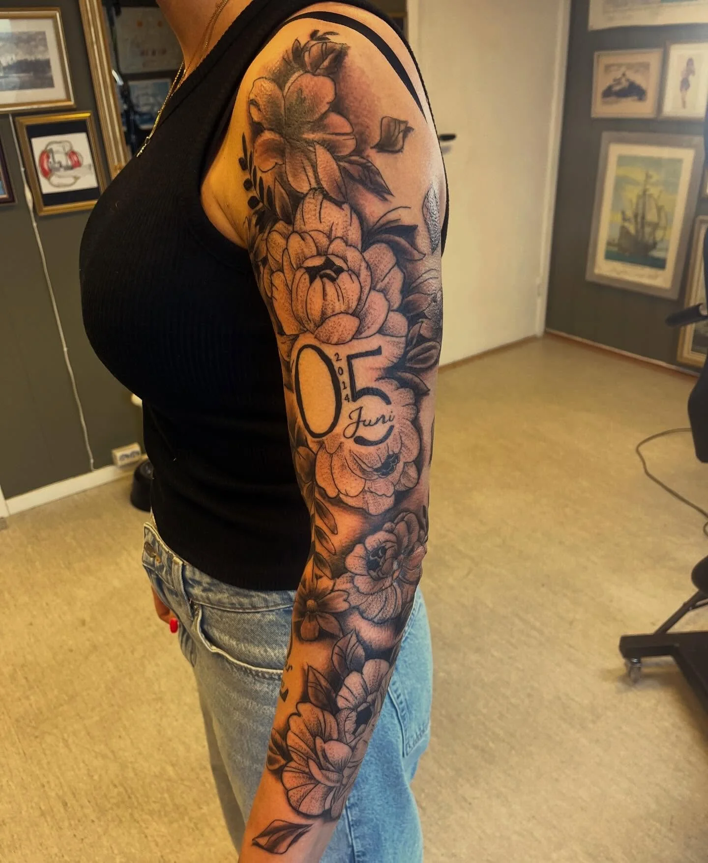 Sleeve gjort p&aring; 2 sessions. 
DM eller 98866120 for info/booking!
Noen ledige timer f&oslash;r p&aring;ske finns!
#tattoo #tatovering #sleeve #peonytattoo #bl&aelig;kkcompagniet