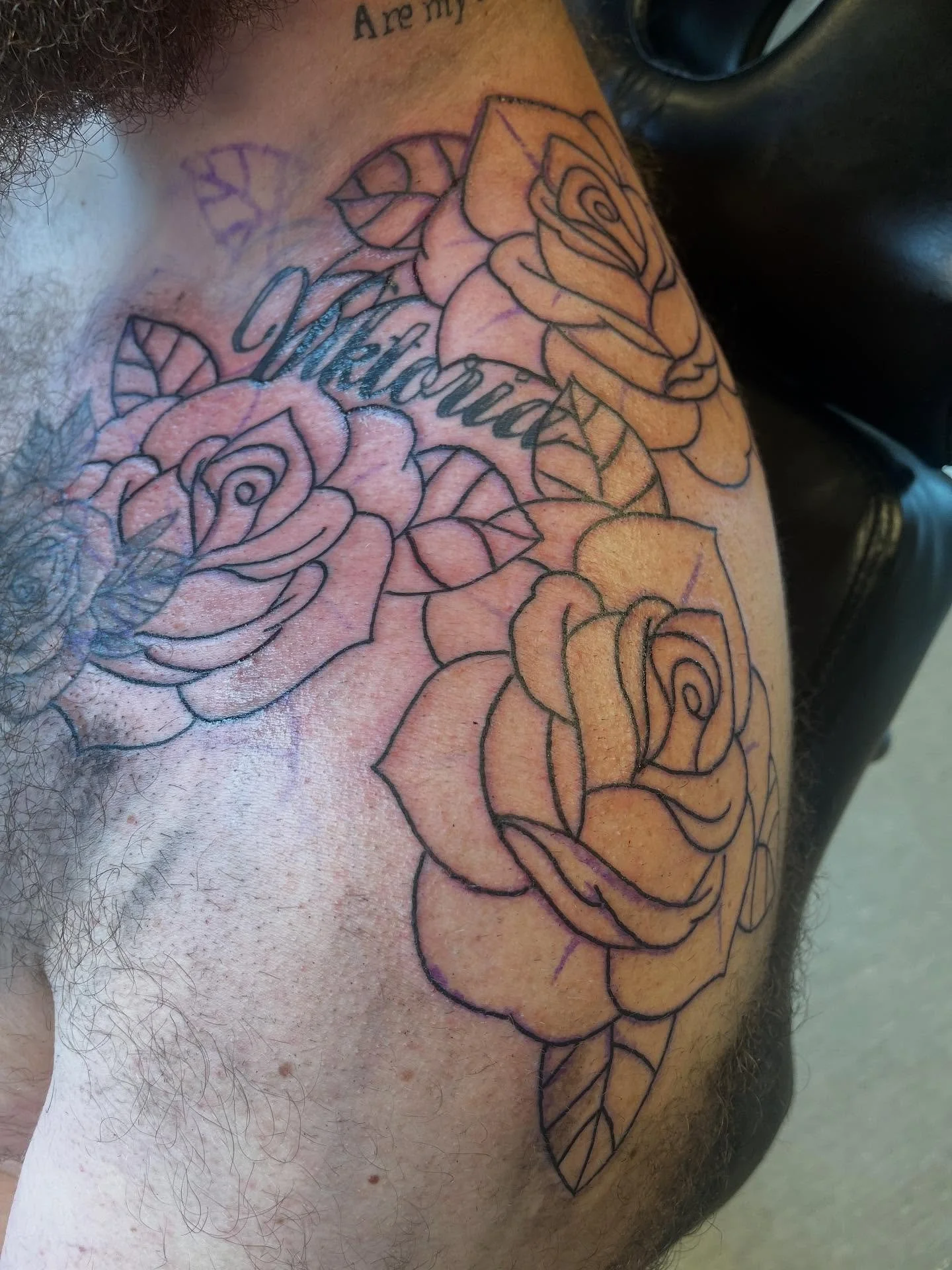 Idag tryllet vi bort gamle flammer. Har du noe du kunne tenke deg f&aring;tt bort, PM meg s&aring; l&oslash;ser vi det

#tattoo  #tatovering #tatoveringer #bl&aelig;kk #bl&aelig;kkcompagniet #rosetattoo #covertattoo