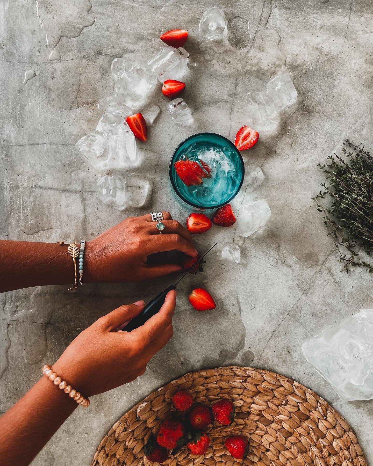 Making Lantic Romantic 💘 

Happy Valentines to all the gin lovers 

Lantic Summer Foraged Gin
Floral Tonic 🌸 
Sliced strawberries 🍓
Plenty of ice 🧊 

#valentines#lantic#ginlovers#ginlove#lanticgin