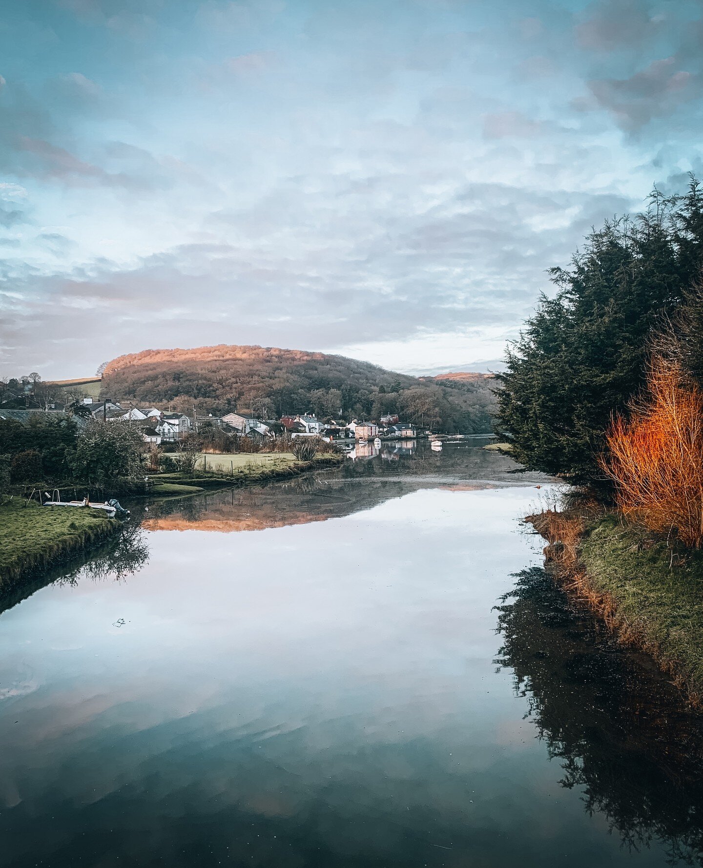Looking to get out this weekend? Check out Lerryn - our local village ⁠
⁠
Be sure to seek the warmth of open fires at the @theshipinn for a Lantic Gin &amp; Tonic and @lerrynriverstores for a something delectable after finishing one of the many great