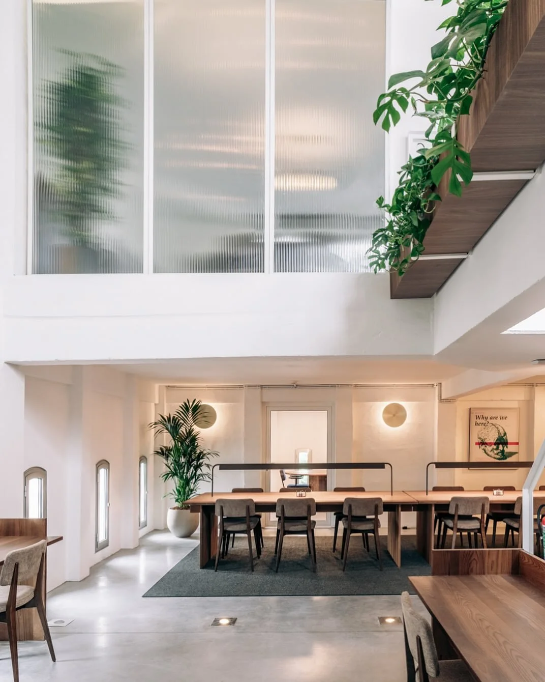 Not-so-standard office voor @bridgeneers in de Remytoren. Nieuwe ingrepen in het industri&euml;le kader cre&euml;ren flexibele break-out zones en plekken voor overleg en ontmoeting.

Library tafel : @woti_be 
Foto : @hanneloreveelaert 

#interieurarc
