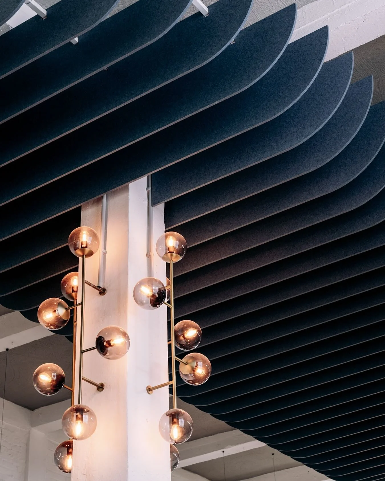 Not-so-standard office voor @bridgeneers in de Remytoren.
Een maatwerk akoestische oplossing vormt de eyecatcher van de lobby en zorgt voor een warme, aangename ontvangst. De ruimte laat zich hierdoor ook eenvoudig transformeren voor lezingen en even