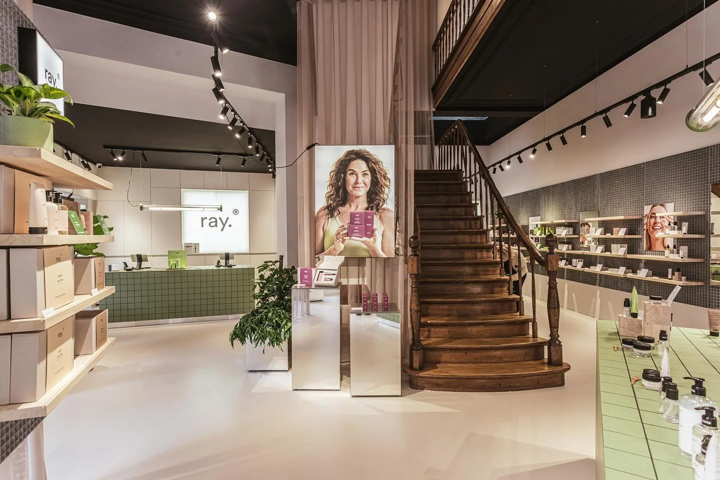 Voor de nieuwe @ray.care winkel in de Grote Staat in Maastricht vertaalden we de merkbeleving naar een interieur dat naadloos aansluit bij de RAY-identiteit.

Na Gent en Brugge trekken we de herkenbare vormtaal verder door: een materialenpalet dat in