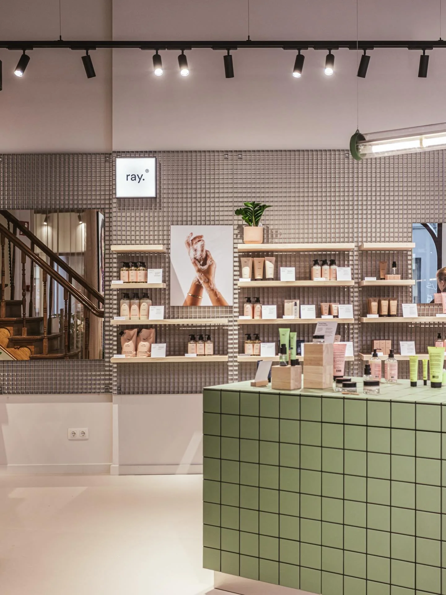 Voor de nieuwe @ray.care winkel in de Grote Staat in Maastricht vertaalden we de merkbeleving naar een interieur dat naadloos aansluit bij de RAY-identiteit.

Na Gent en Brugge trekken we de herkenbare vormtaal verder door: een materialenpalet dat in