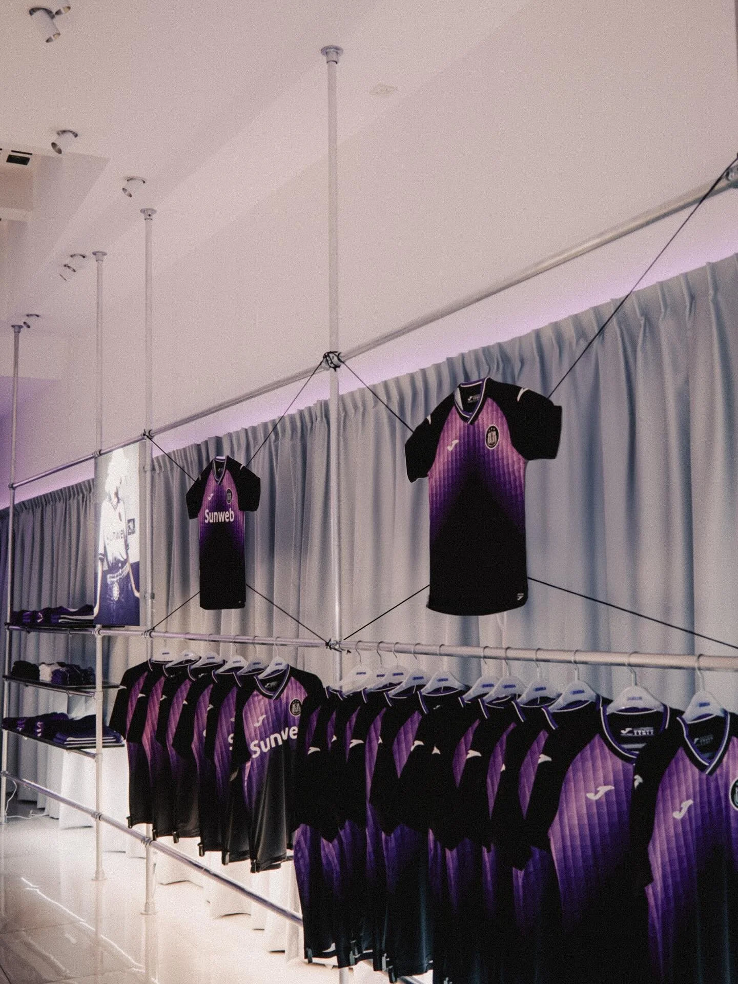 @rscanderlecht pop-store designed and opened under 4 weeks, right next to the Grand Place de Bruxelles.

A stop for fans and Brussels visitors to discover this season kit&rsquo;s collection and the RSCA collaboration with Mosaert, with exclusive BTS 