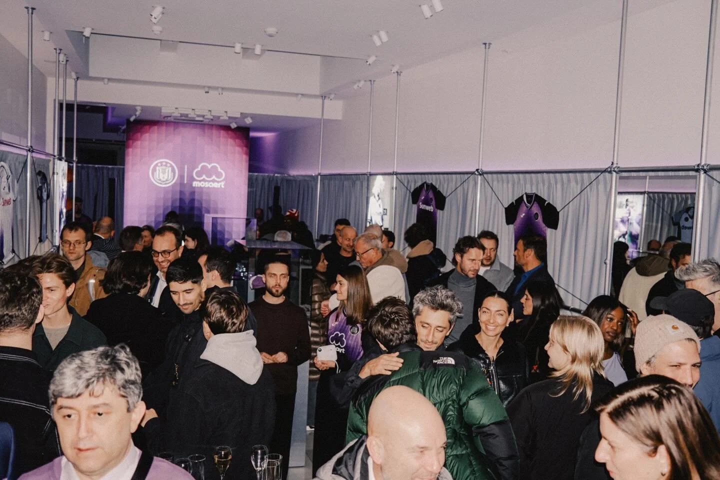 @rscanderlecht pop-store designed and opened under 4 weeks, right next to the Grand Place de Bruxelles.

A stop for fans and Brussels visitors to discover this season kit&rsquo;s collection and the RSCA collaboration with Mosaert, with exclusive BTS 