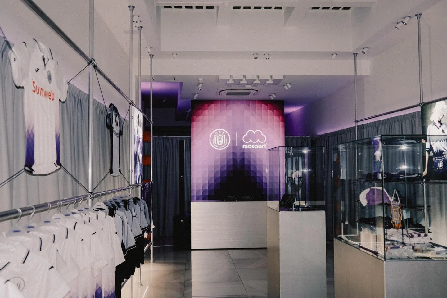 @rscanderlecht pop-store designed and opened under 4 weeks, right next to the Grand Place de Bruxelles.

A stop for fans and Brussels visitors to discover this season kit&rsquo;s collection and the RSCA collaboration with Mosaert, with exclusive BTS 