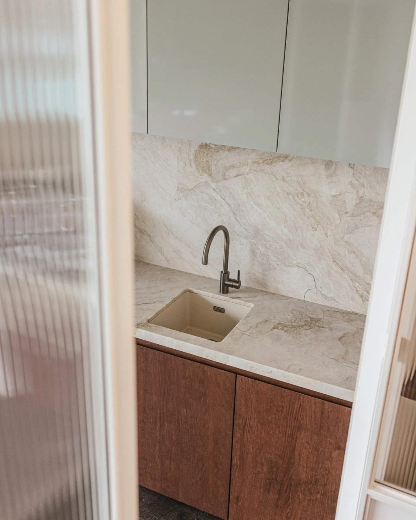 Voor @syushousing transformeerde Bo&icirc;te een voormalige loft in Leuven tot een high-end kantoor met uitzicht over de stad.

Warme materialen, texturale gelaagdheid en een subtiele &lsquo;hoek af&rsquo; geven het interieur een herkenbare identitei