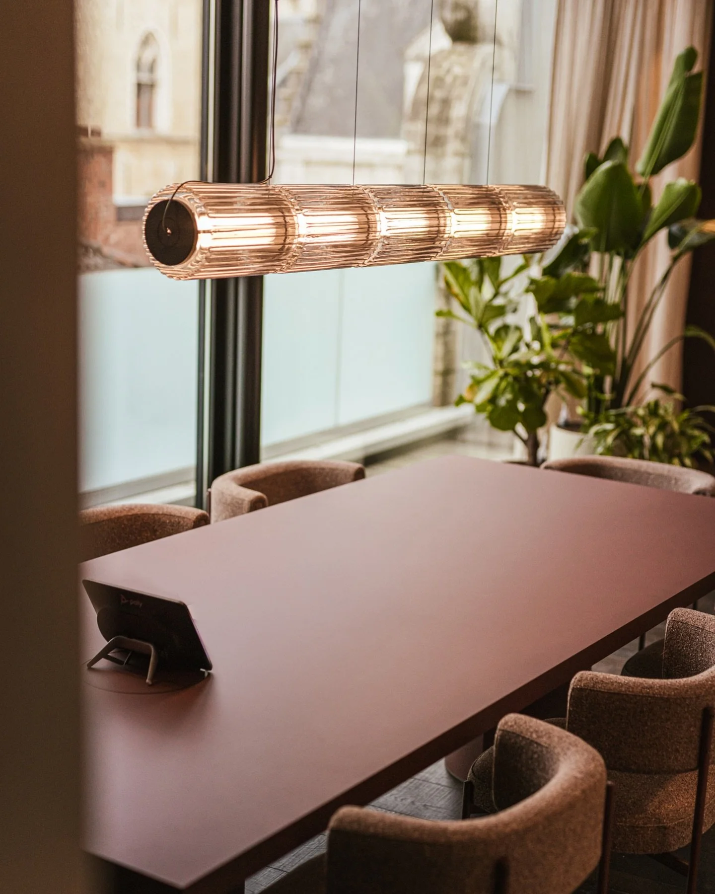 Voor @syushousing transformeerde Bo&icirc;te een voormalige loft in Leuven tot een high-end kantoor met uitzicht over de stad.

Warme materialen, texturale gelaagdheid en een subtiele &lsquo;hoek af&rsquo; geven het interieur een herkenbare identitei