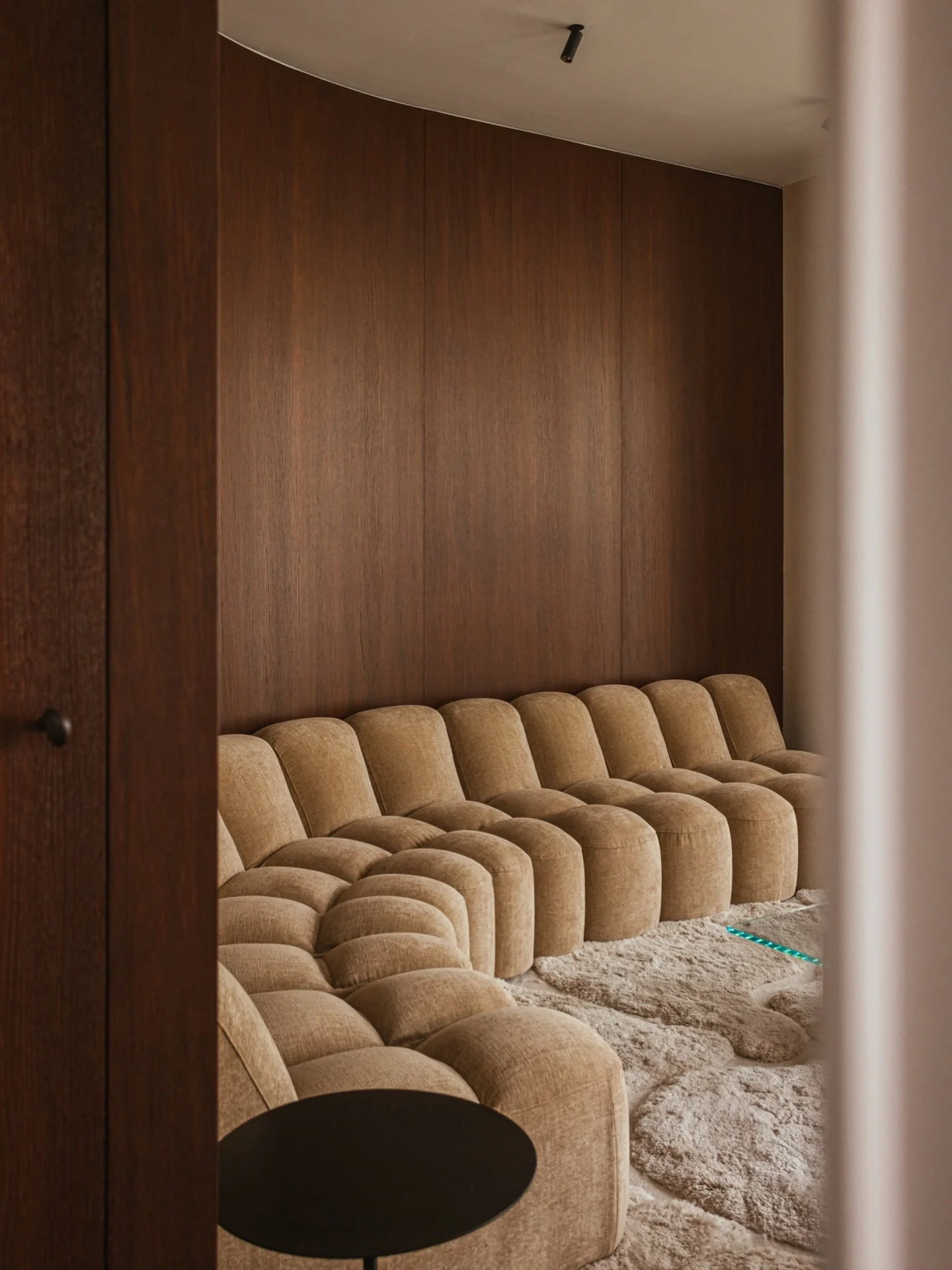 Voor @syusinvest transformeerde Bo&icirc;te een voormalige loft in Leuven tot een high-end kantoor met uitzicht over de stad.

Warme materialen, texturale gelaagdheid en een subtiele &lsquo;hoek af&rsquo; geven het interieur een herkenbare identiteit