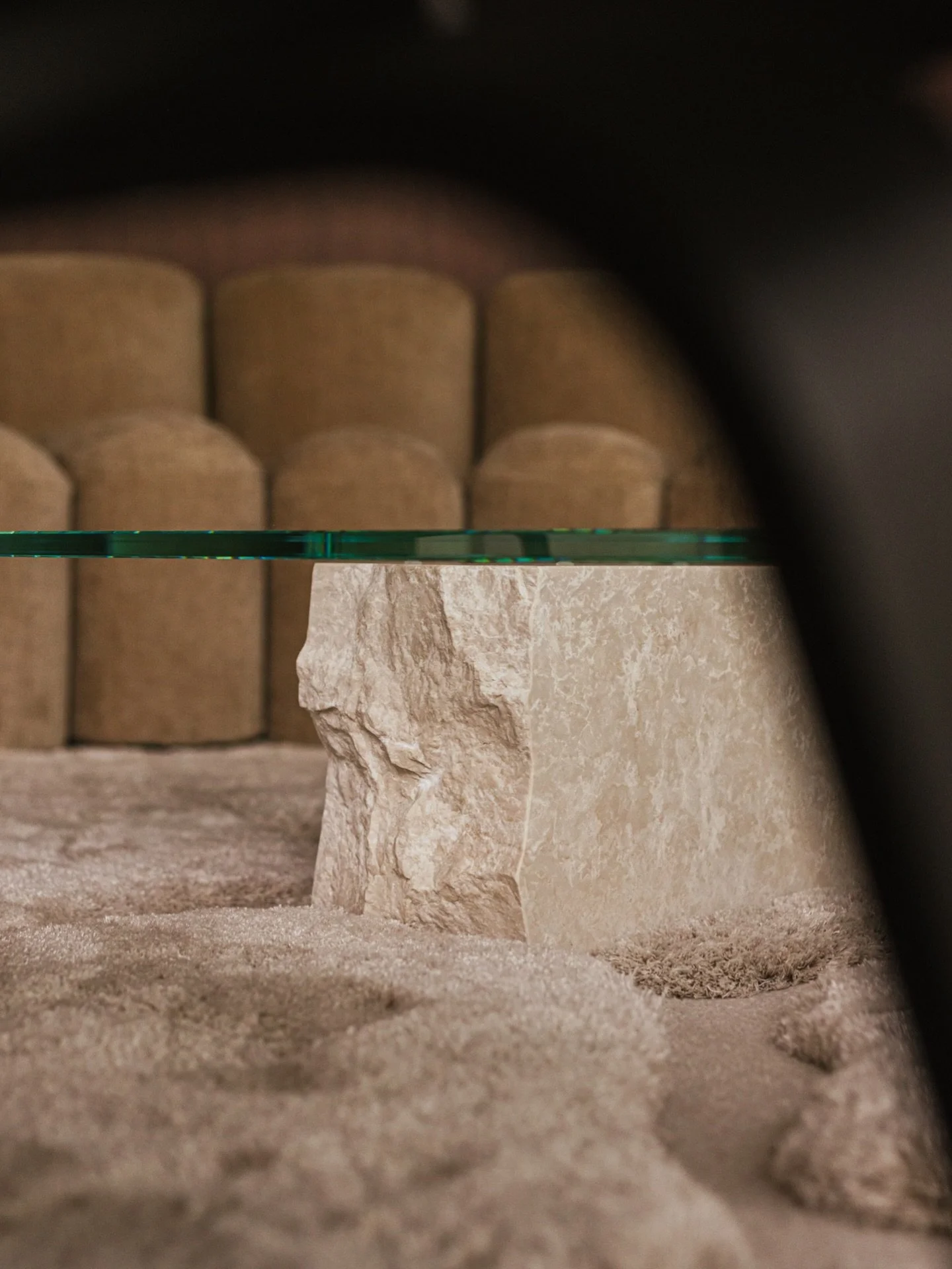 Voor @syusinvest transformeerde Bo&icirc;te een voormalige loft in Leuven tot een high-end kantoor met uitzicht over de stad.

Warme materialen, texturale gelaagdheid en een subtiele &lsquo;hoek af&rsquo; geven het interieur een herkenbare identiteit