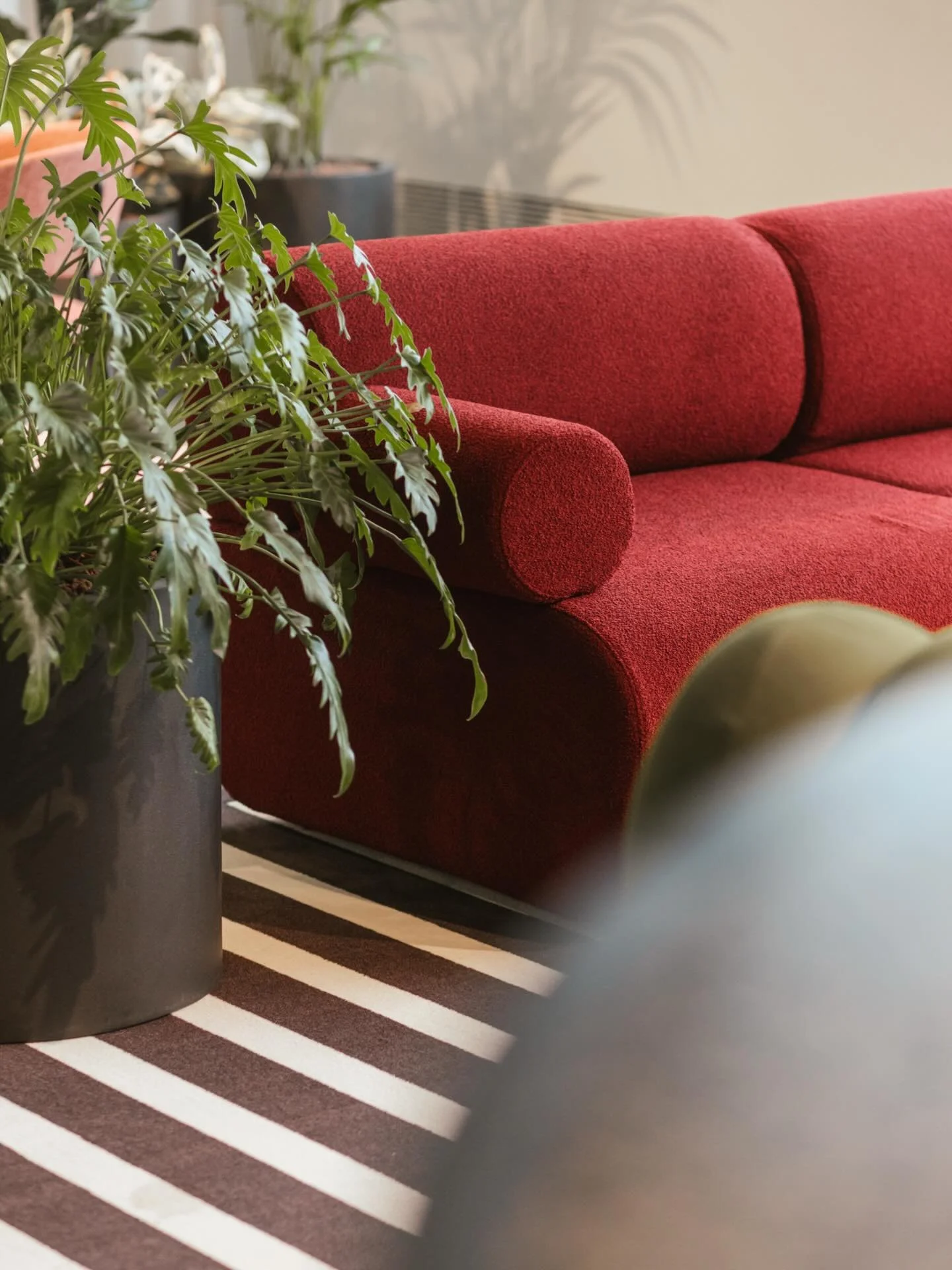 Nieuw werk voor @play_be : een inspirerende kantooromgeving waar werkplekken, meetingruimtes, break-out zones en een social zone samenkomen in &eacute;&eacute;n sterk geheel. Een gedurfde mix van kleur en materiaal vertaalt de identiteit van Play Med