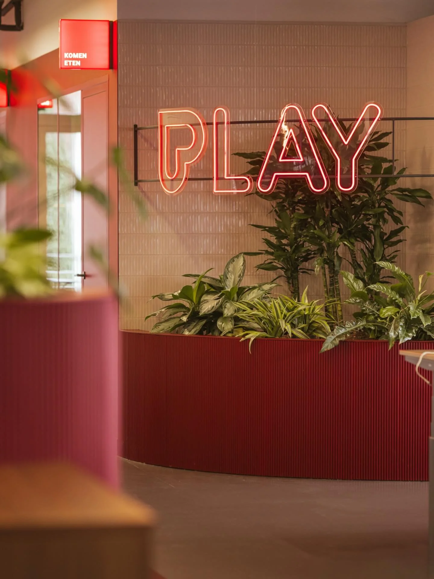 Nieuw werk voor @play_be : een inspirerende kantooromgeving waar werkplekken, meetingruimtes, break-out zones en een social zone samenkomen in &eacute;&eacute;n sterk geheel. Een gedurfde mix van kleur en materiaal vertaalt de identiteit van Play Med