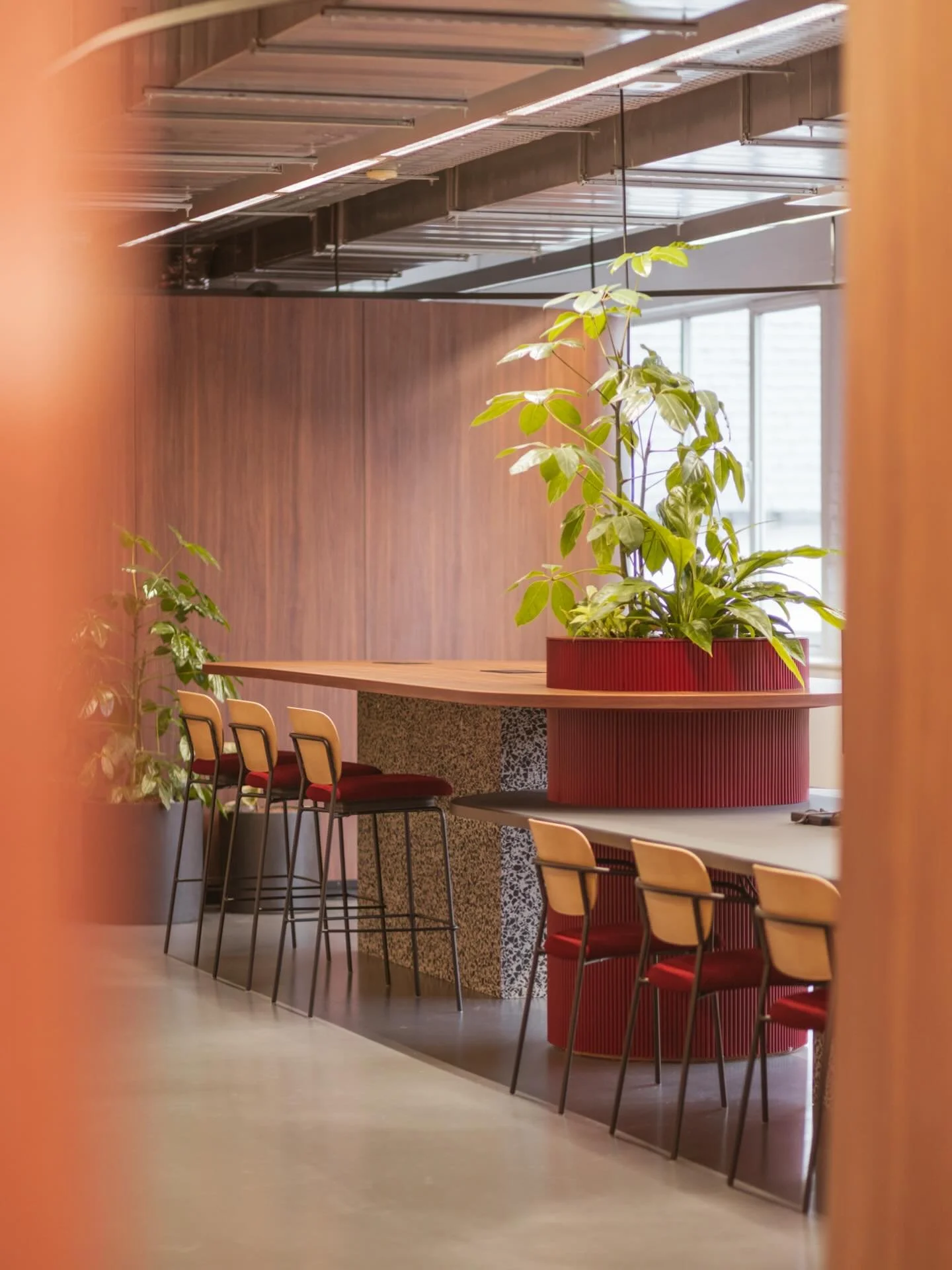 Nieuw werk voor @play_be : een inspirerende kantooromgeving waar werkplekken, meetingruimtes, break-out zones en een social zone samenkomen in &eacute;&eacute;n sterk geheel. Een gedurfde mix van kleur en materiaal vertaalt de identiteit van Play Med