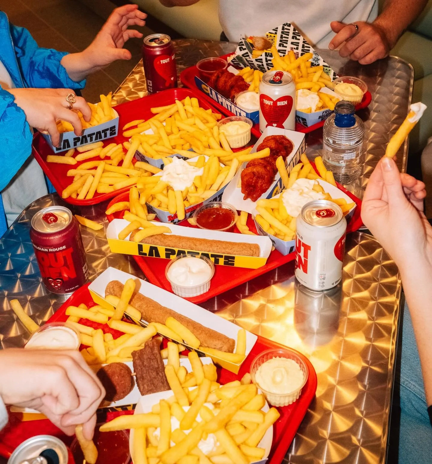 Frituurconcept voor @lapatatefriture en @averagerob 

Een ode aan het frietkot, 
Een interieur ge&iuml;nspireerd op de barak op het plein. Met verwijzingen naar de straat, lantaarns en lichtreclame. Uitgebalanceerd en overwogen materiaal- en kleurgeb