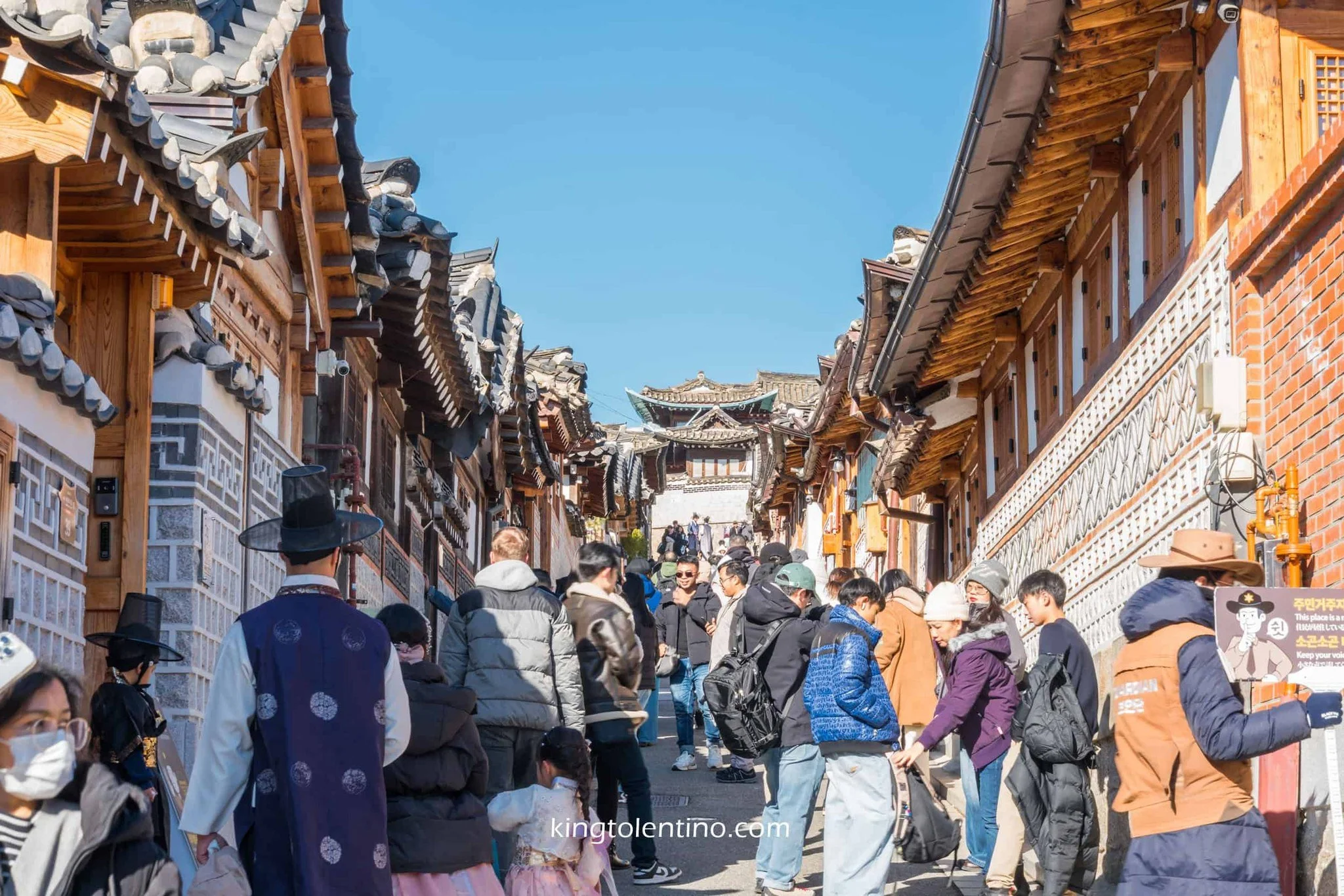 Bukchon Hanok Village

#TravelWithKingTolentino #KingTolentinoExplores #KingTolentinoTravels #Seoul #SouthKorea
