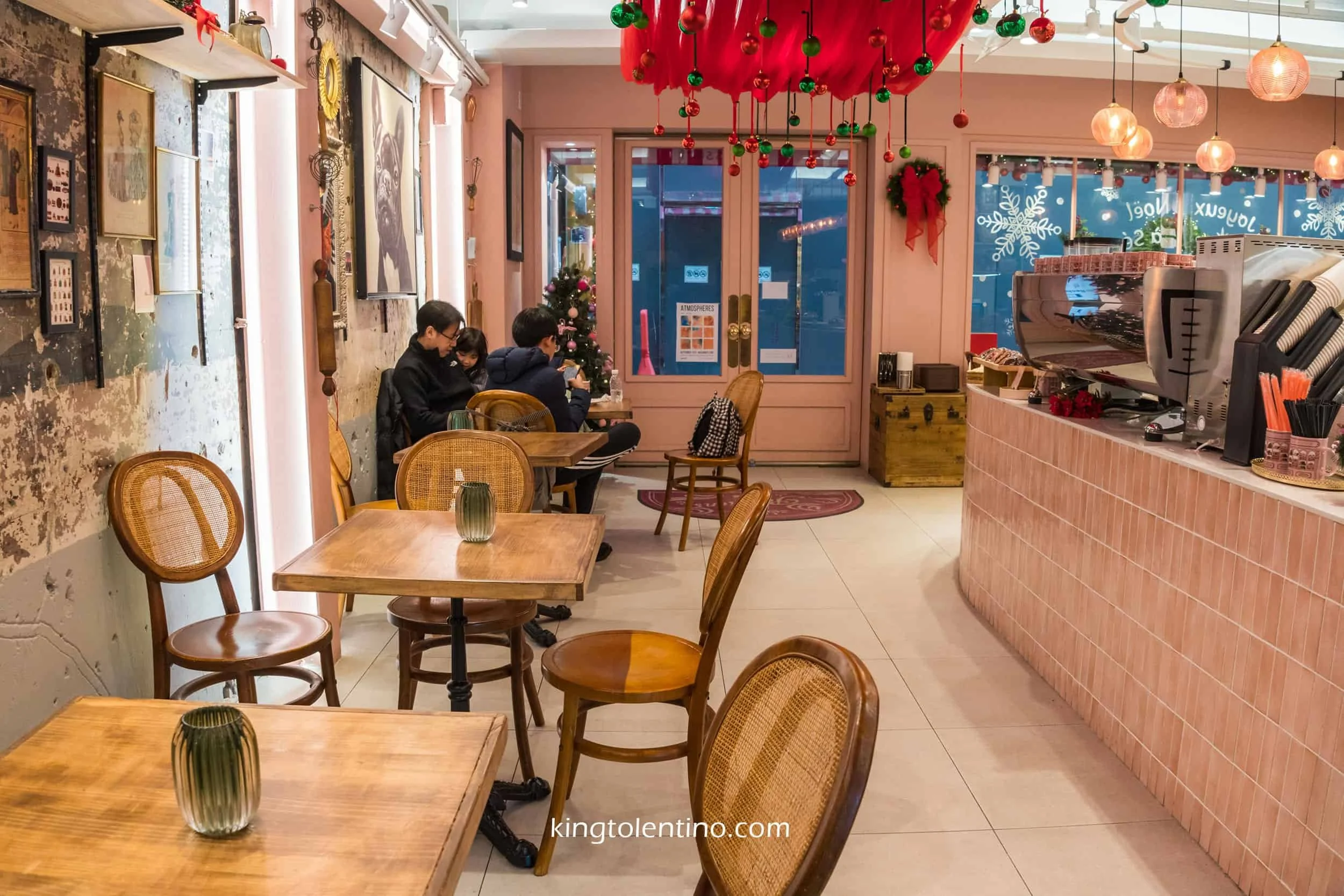 Les Parisiens cafe in Myeongdong