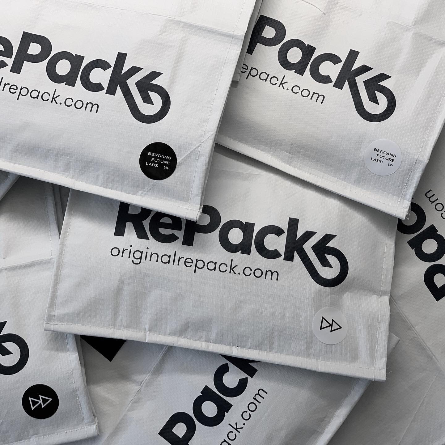 We're releasing our babies into the wild! While we ourselves are packing for ISPO Munich, the Spinnova packs are going out to their co-owners in returnable, reusable packaging from @originalrepack.